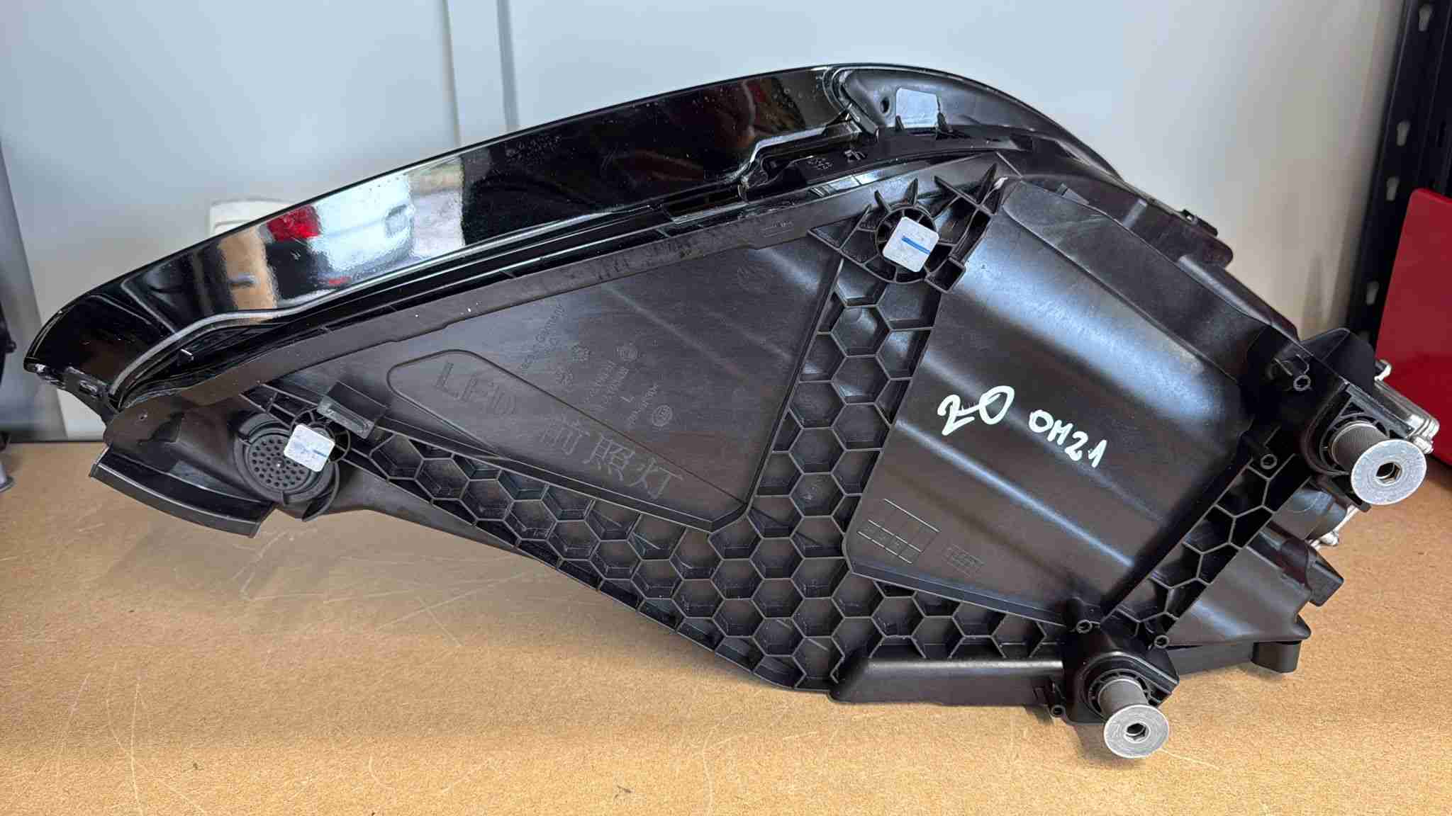 Фара левая Porsche Cayenne 160426-104