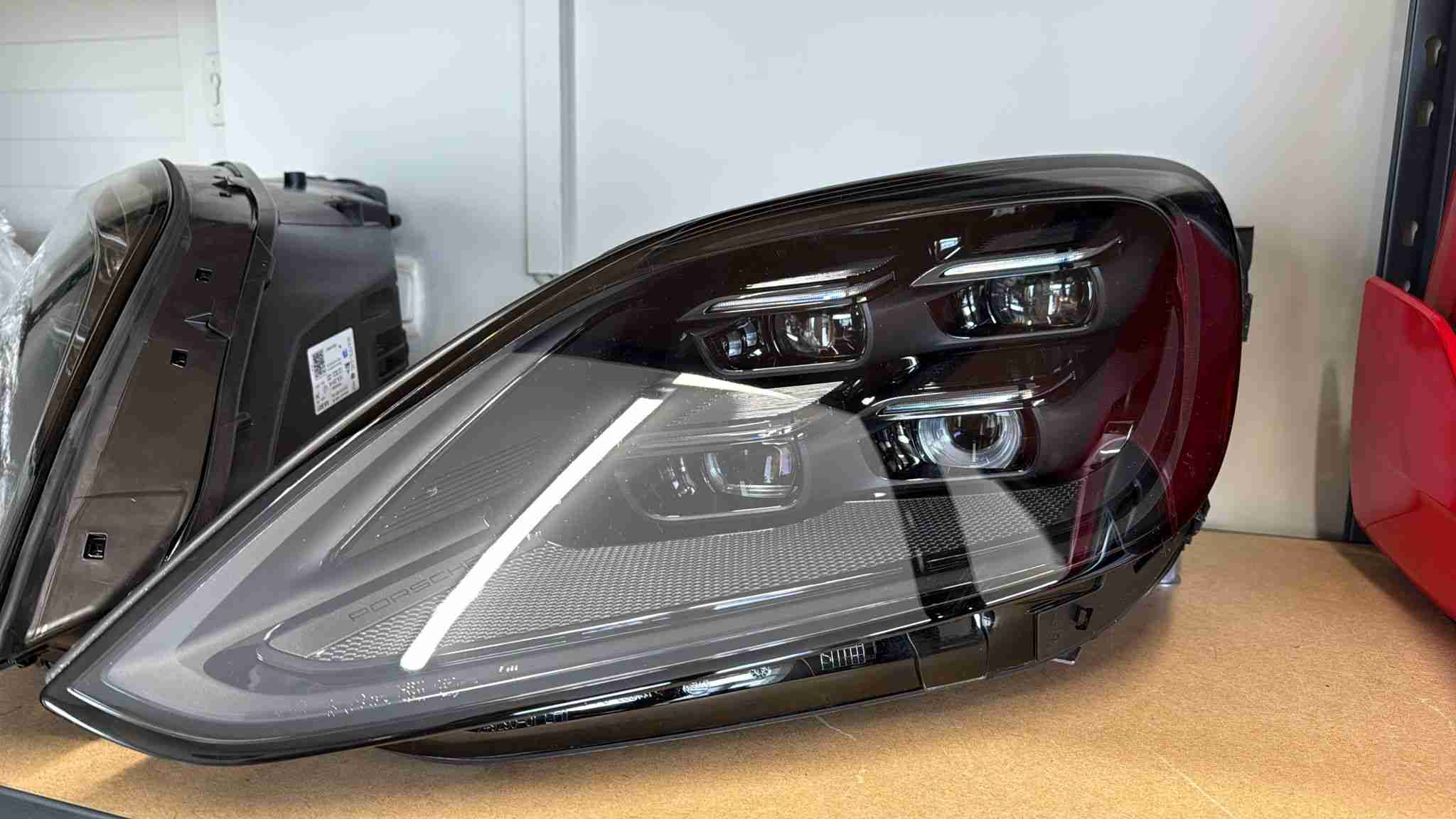 Фара левая Porsche Cayenne 160426-104