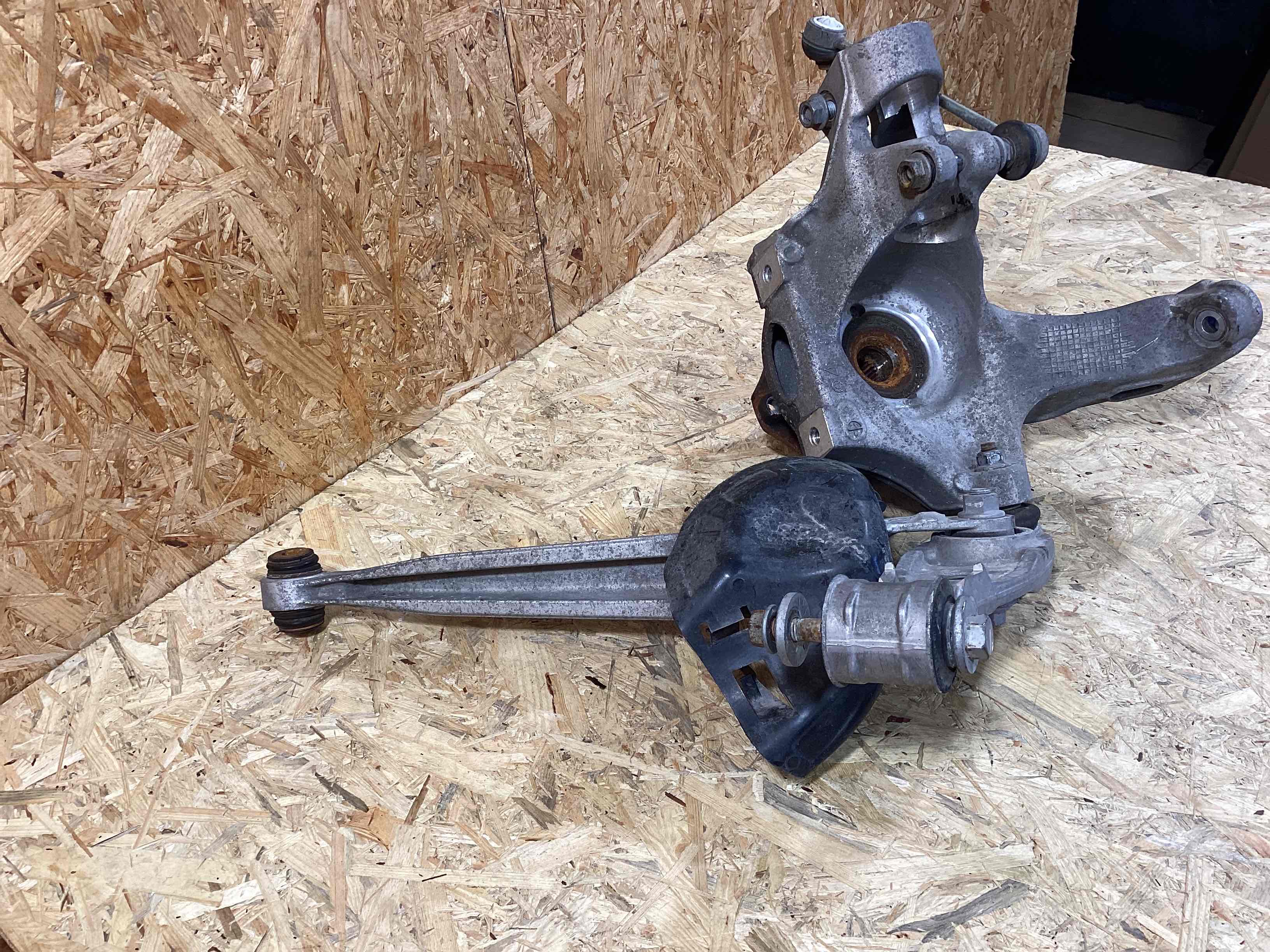 Кулак задний правый Porsche Boxster 718 160426-117