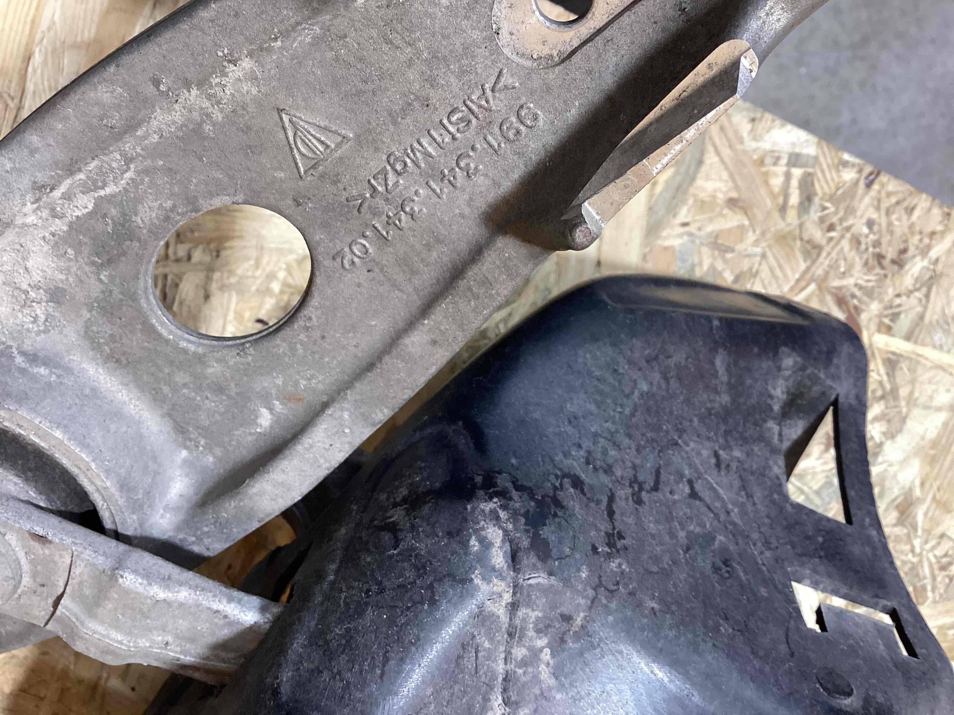 Кулак задний правый Porsche Boxster 718 160426-117