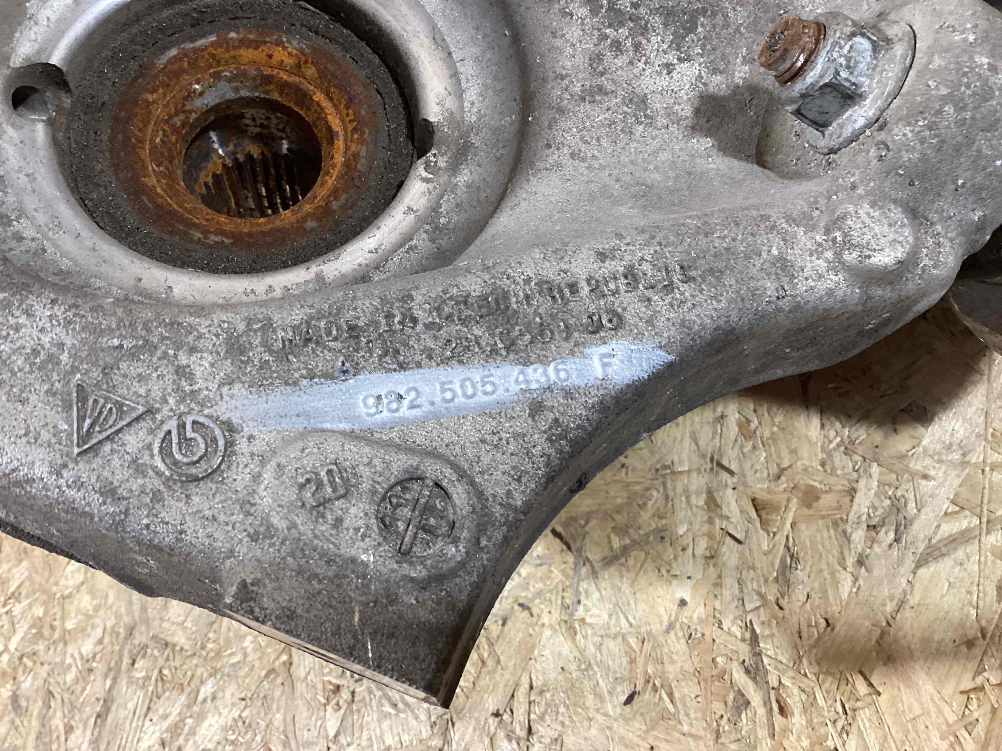 Кулак задний правый Porsche Boxster 718 160426-117