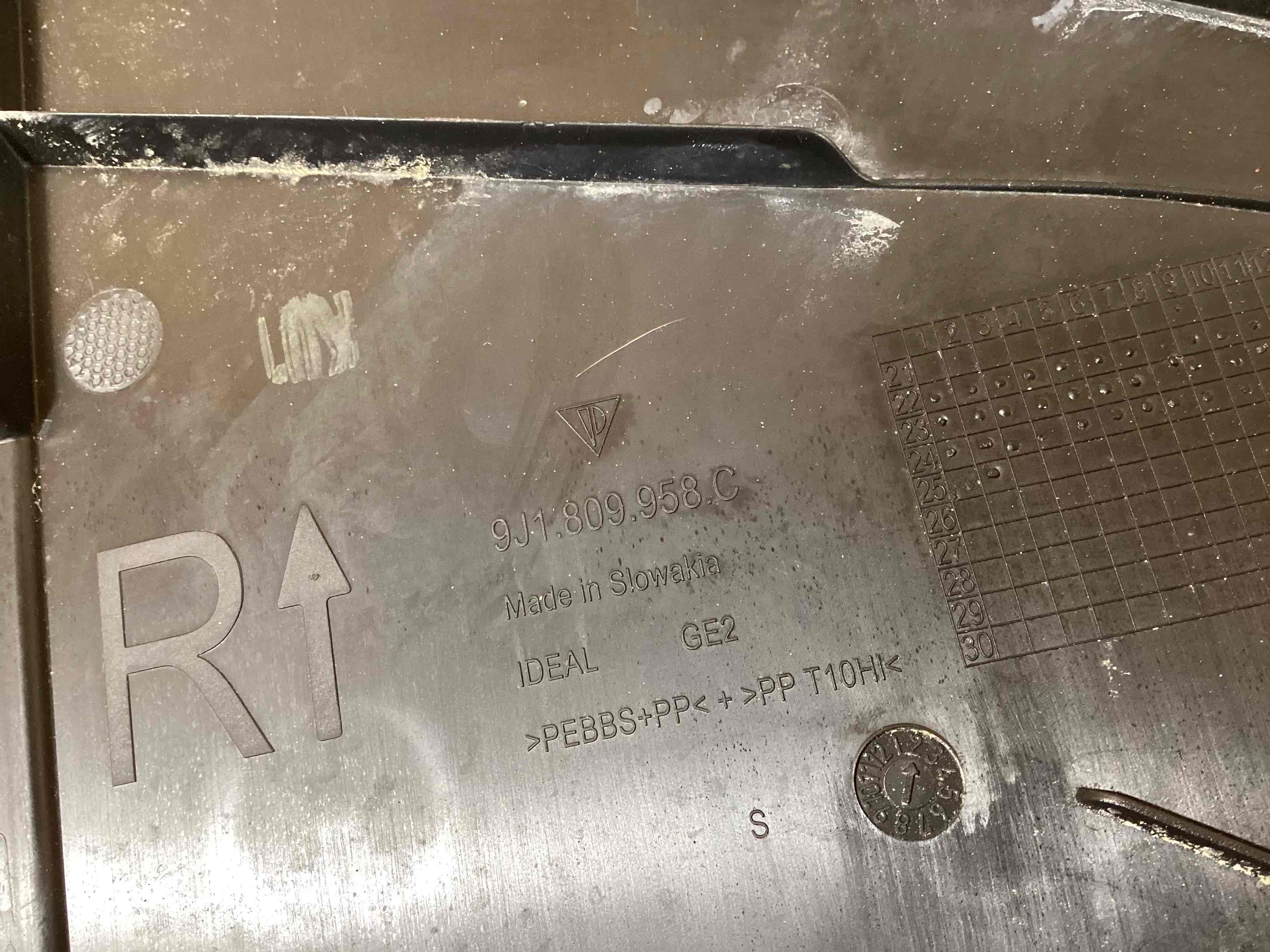 Защита арок передняя правая (подкрылок) Porsche Taycan 160426-127