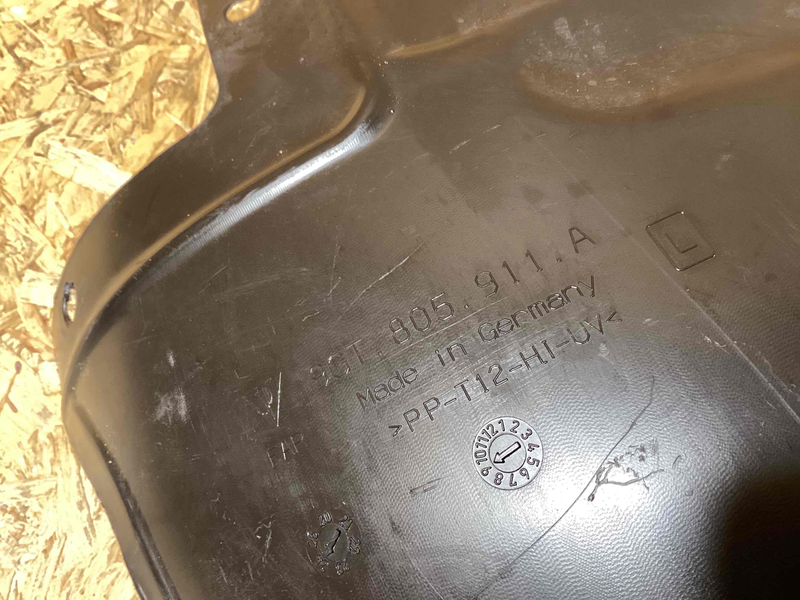 Защита арок передняя левая (подкрылок) Porsche Cayman GT4 161025-113