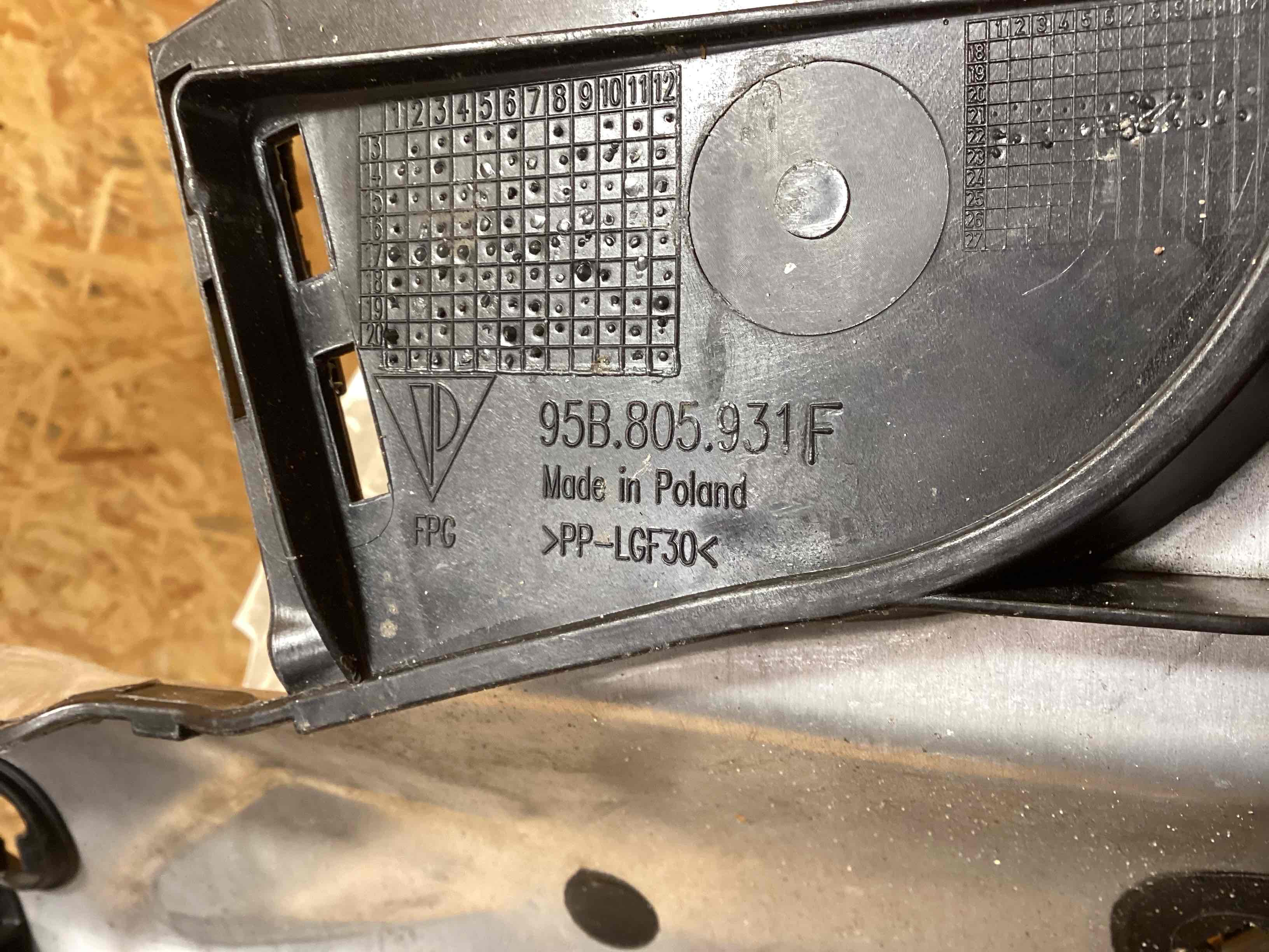 Передняя панель крепления облицовки (телевизор) Porsche Macan 170326-102