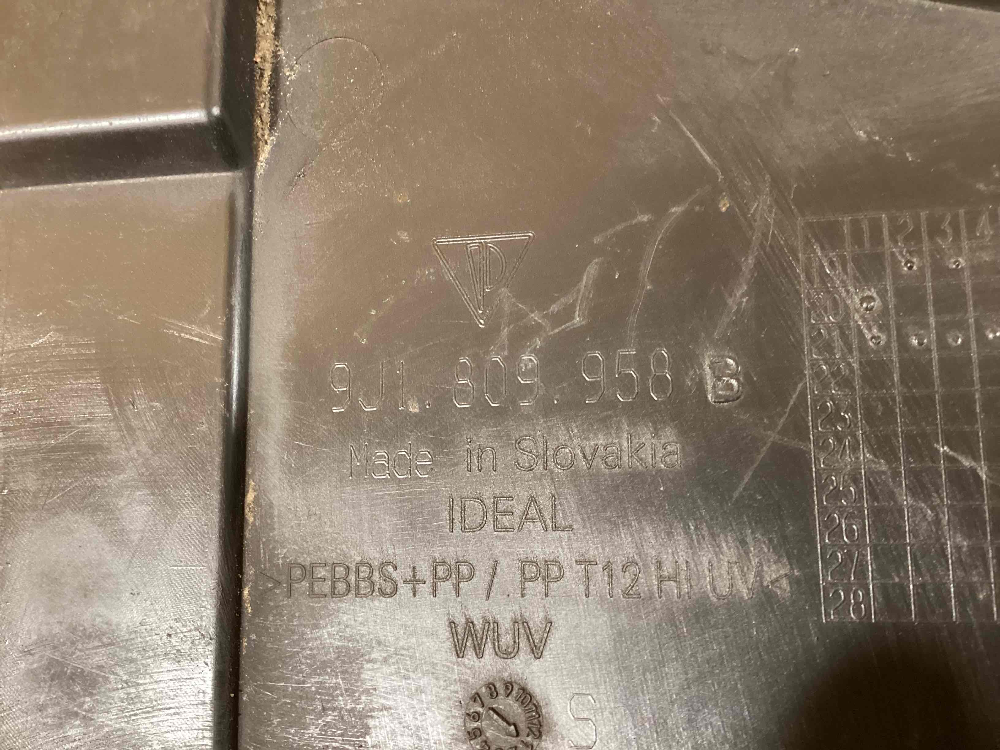 Защита арок передняя правая (подкрылок) Porsche Taycan 170326-119