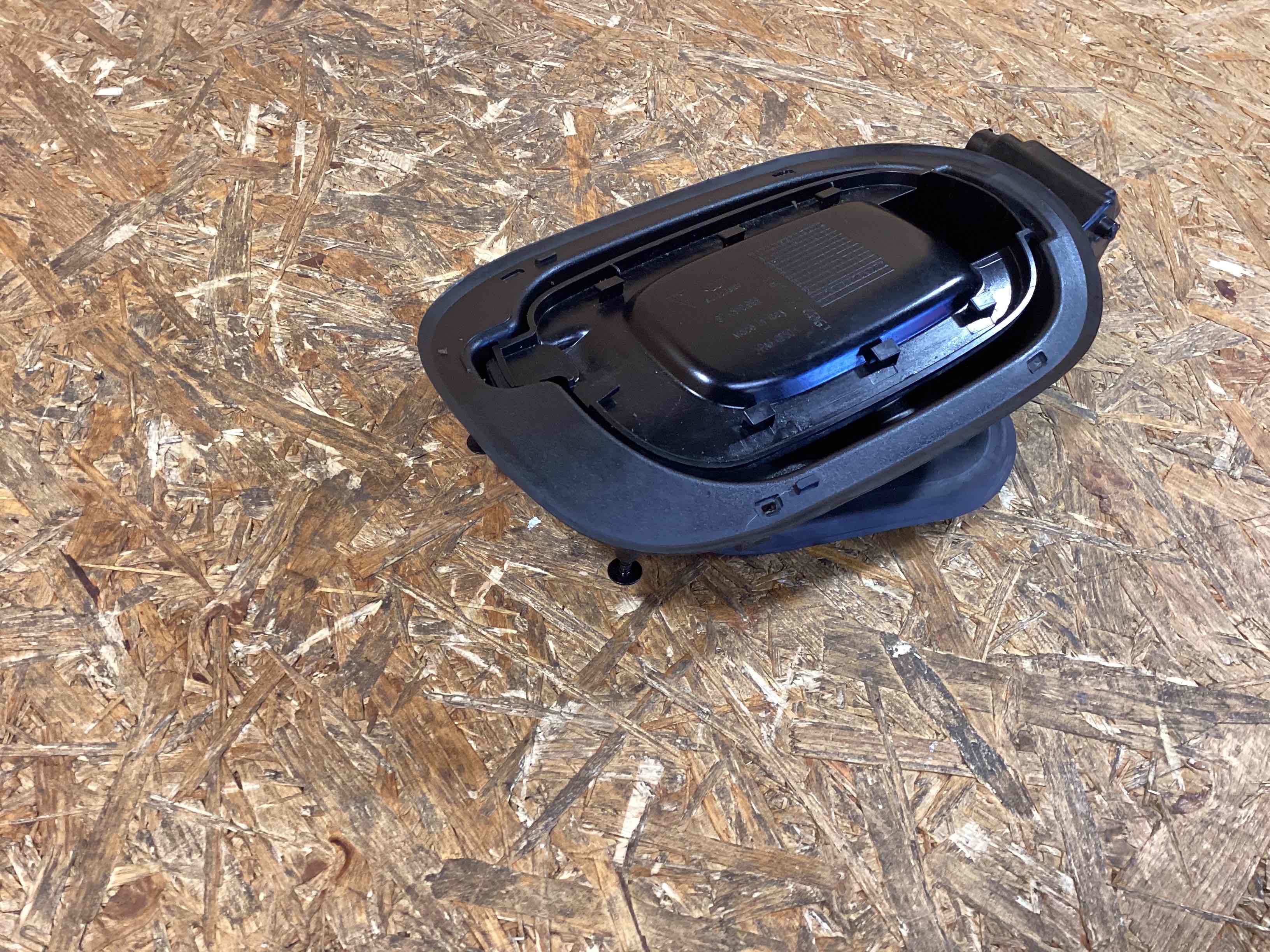 Лючок бака Porsche Panamera 170326-145