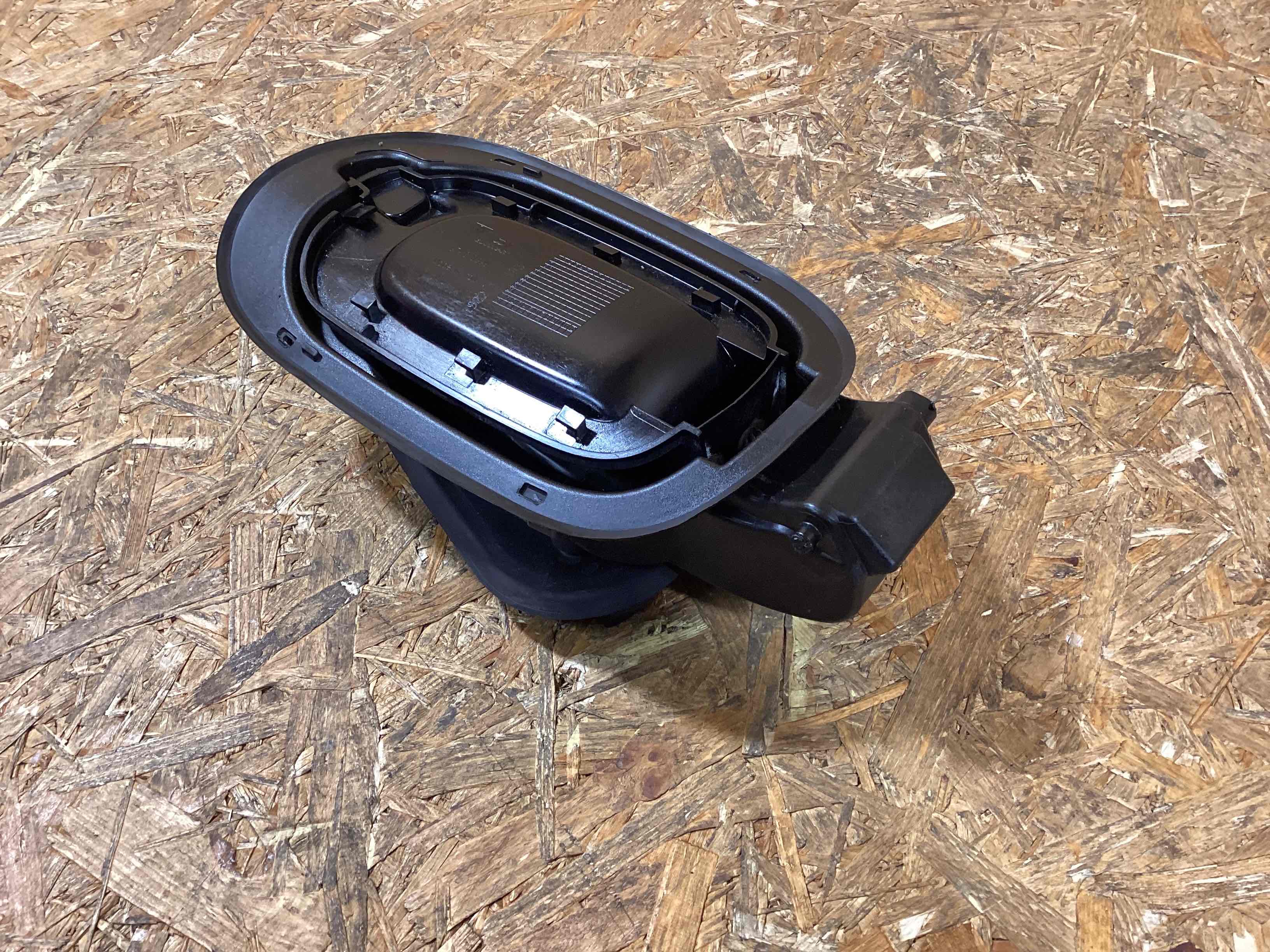 Лючок бака Porsche Panamera 170326-145