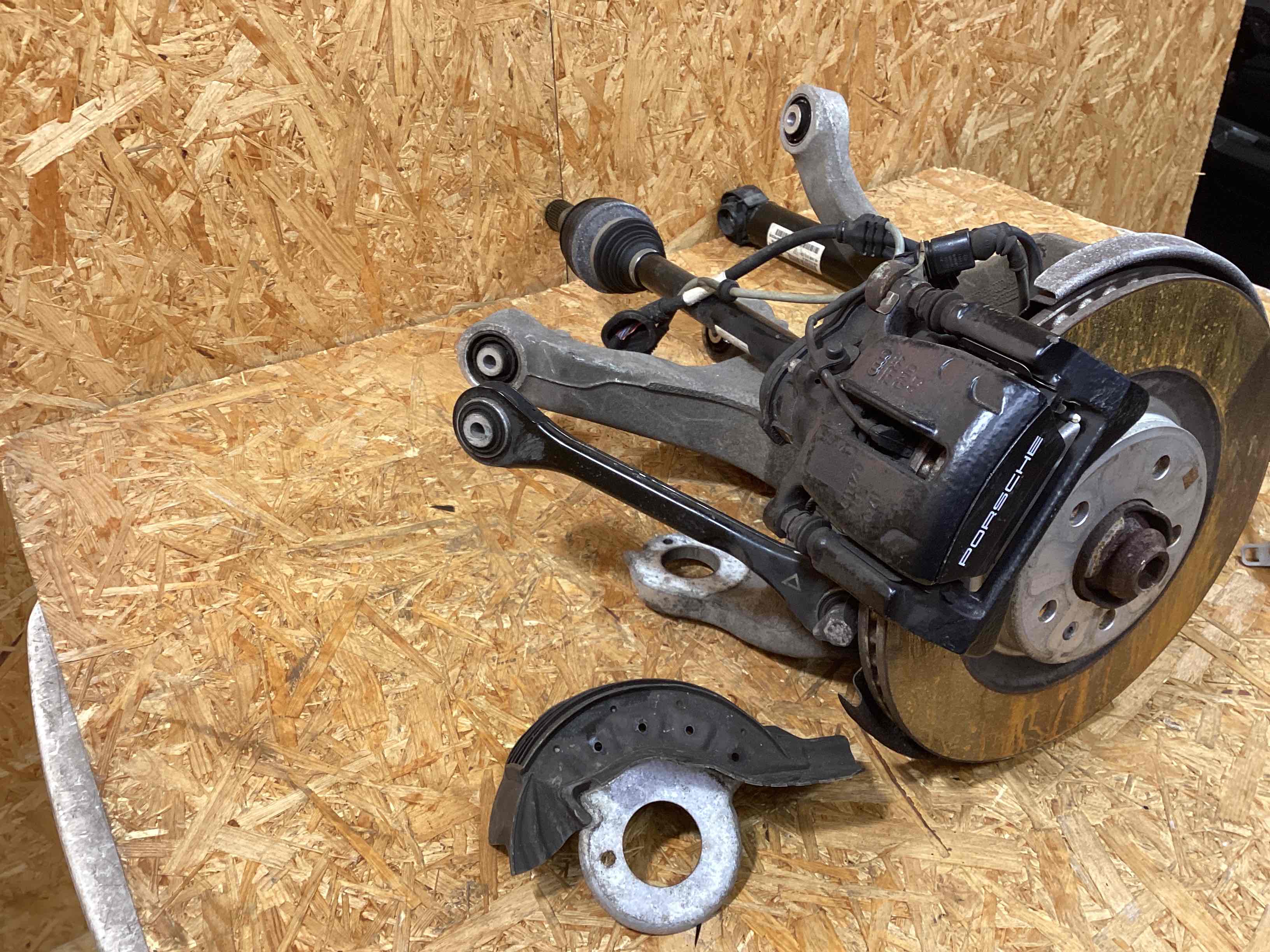 Кулак задний левый Porsche Macan 171125-101