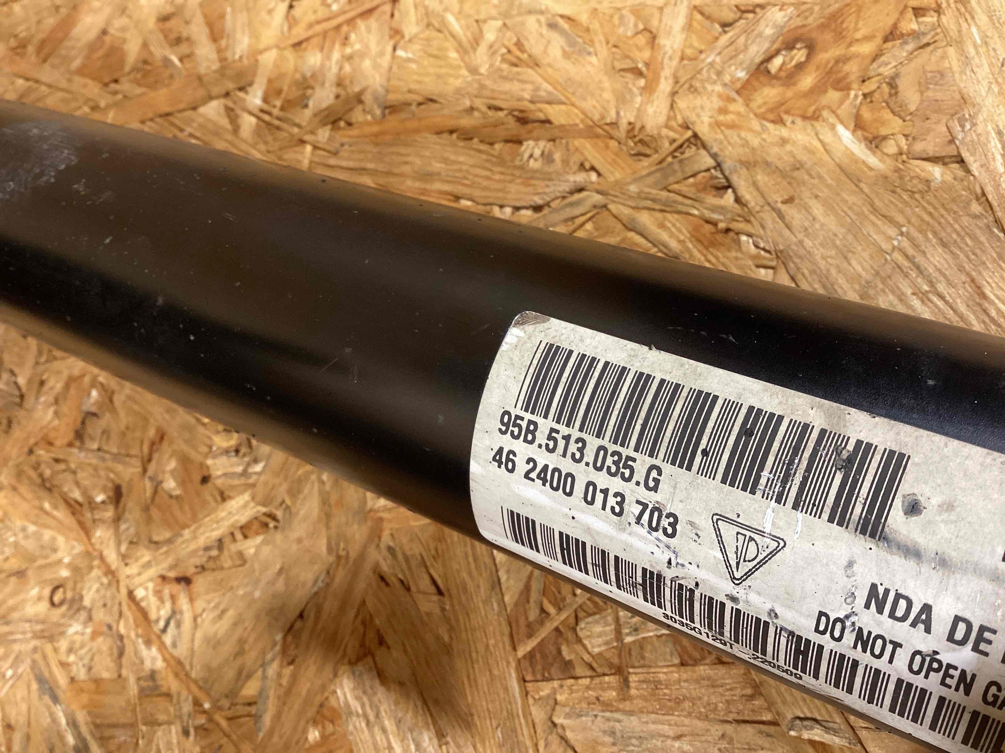 Кулак задний левый Porsche Macan 171125-101