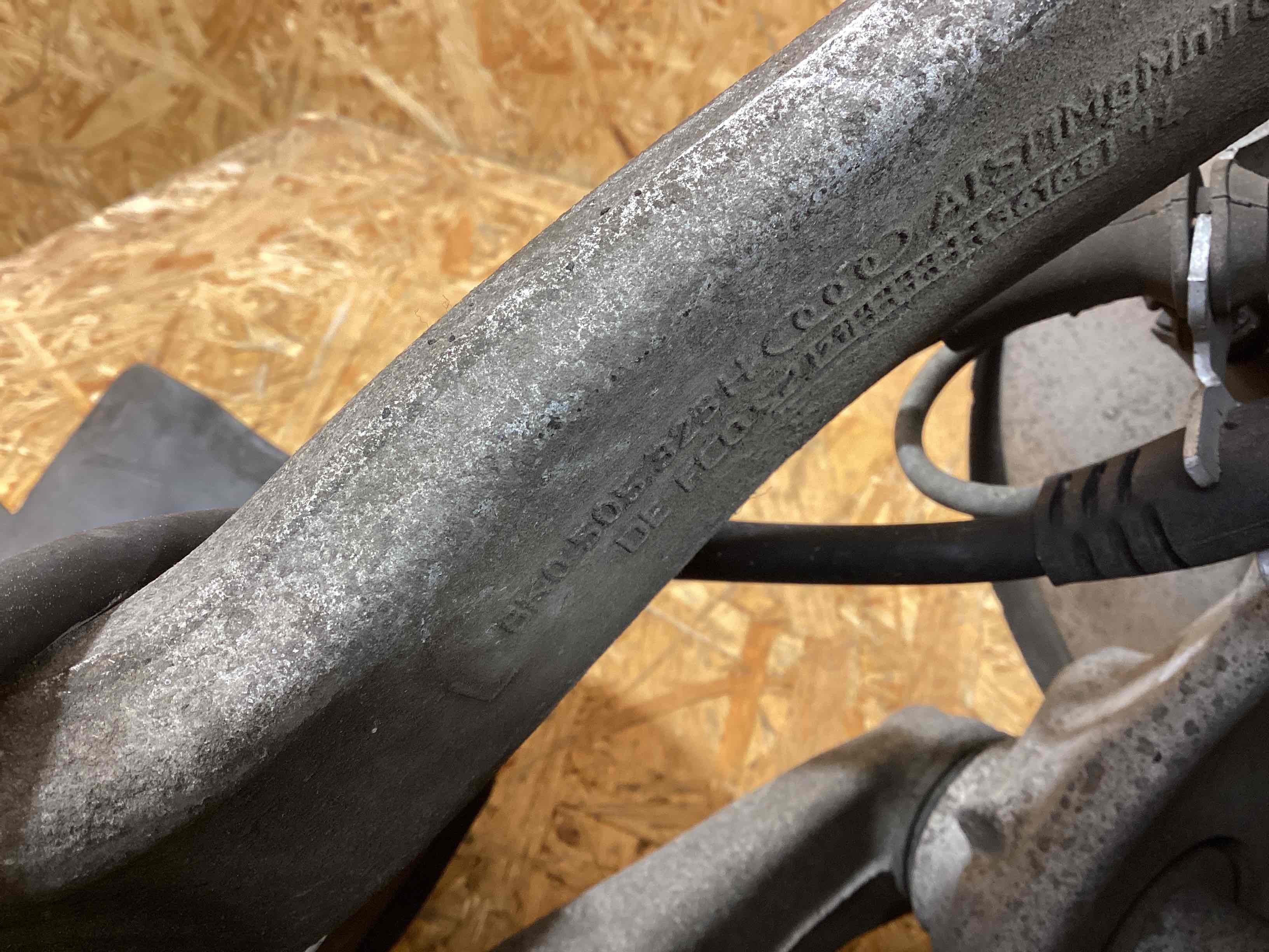 Кулак задний левый Porsche Macan 171125-101