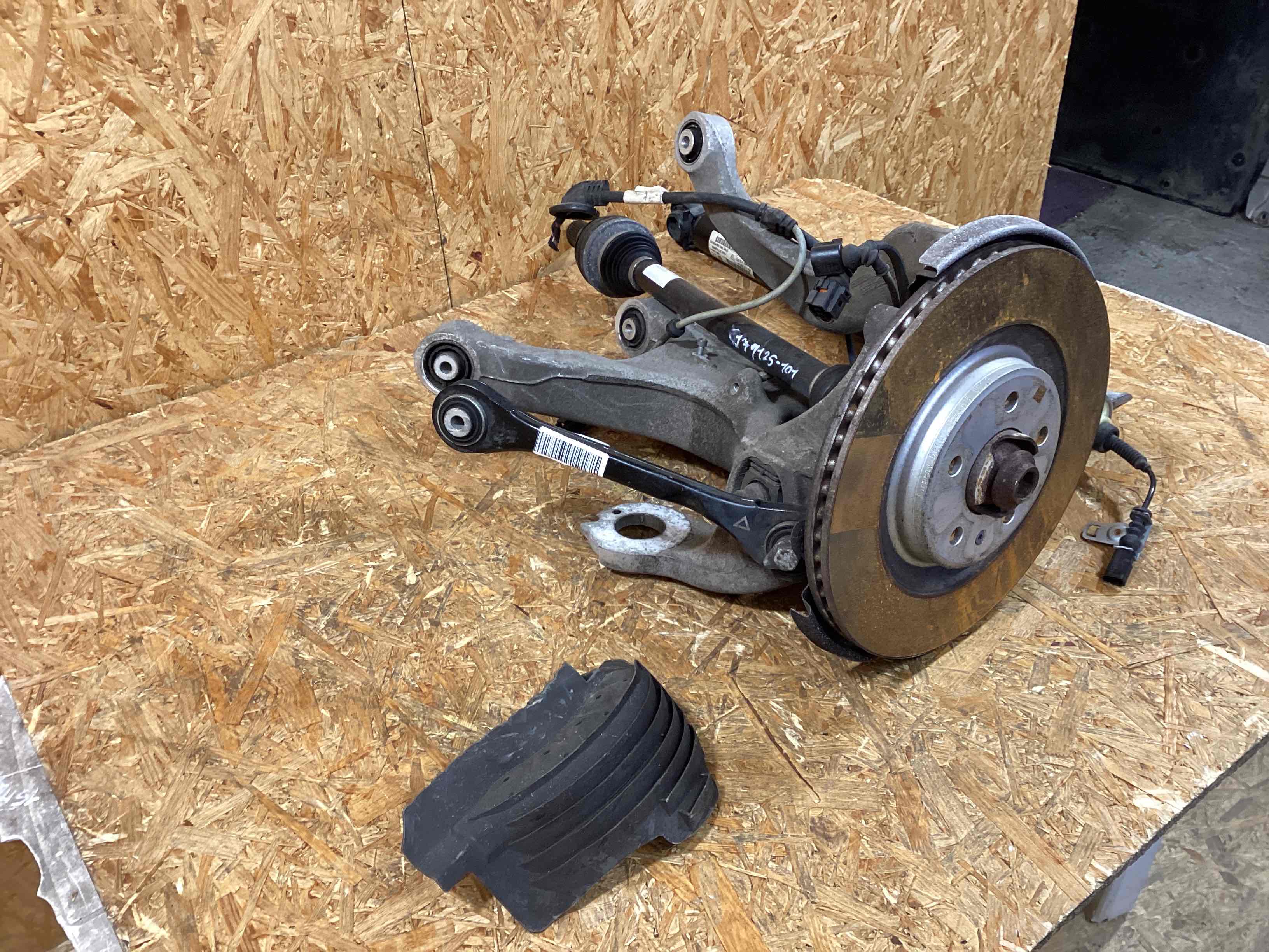 Кулак задний левый Porsche Macan 171125-101