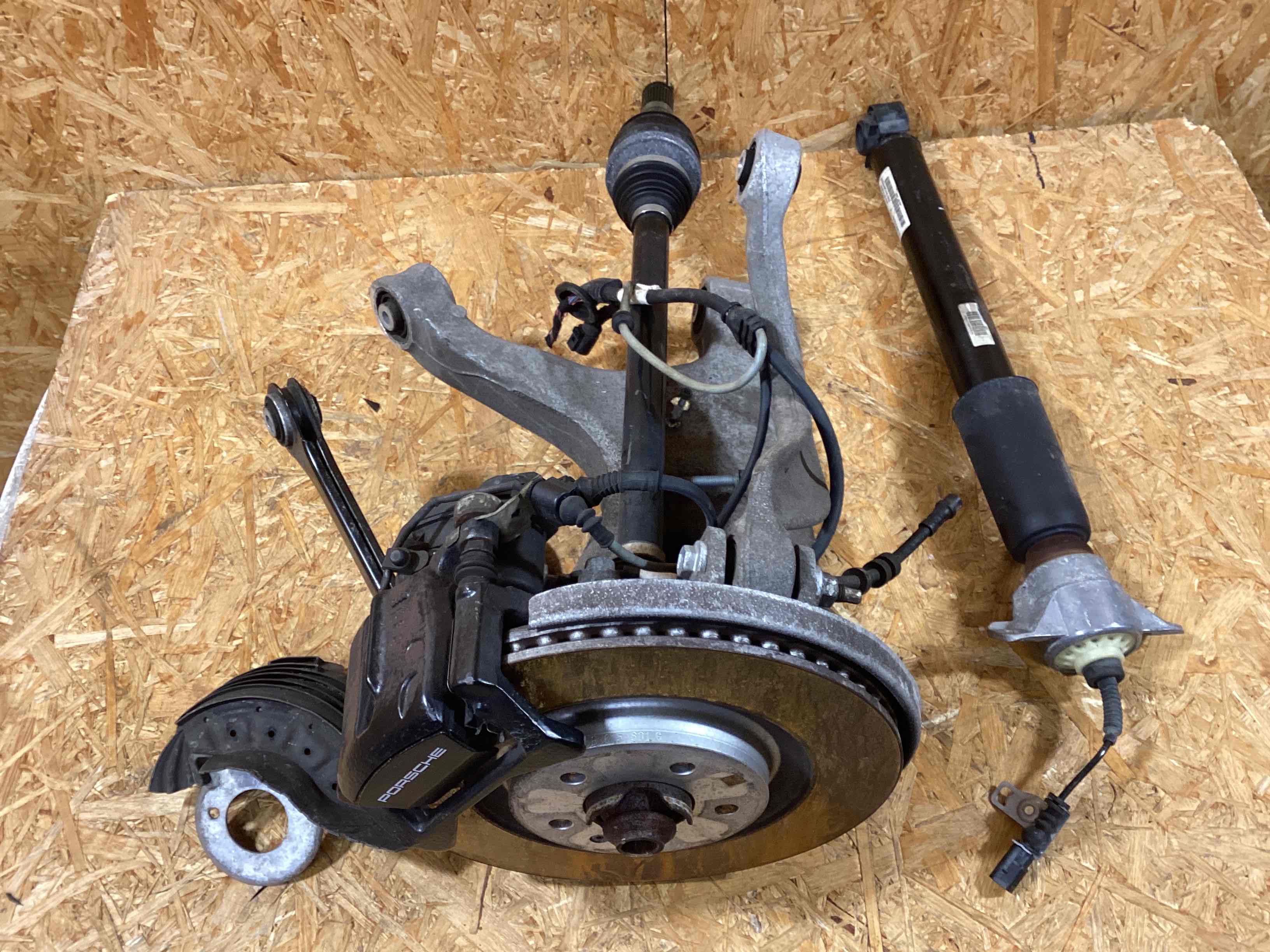 Кулак задний левый Porsche Macan 171125-101