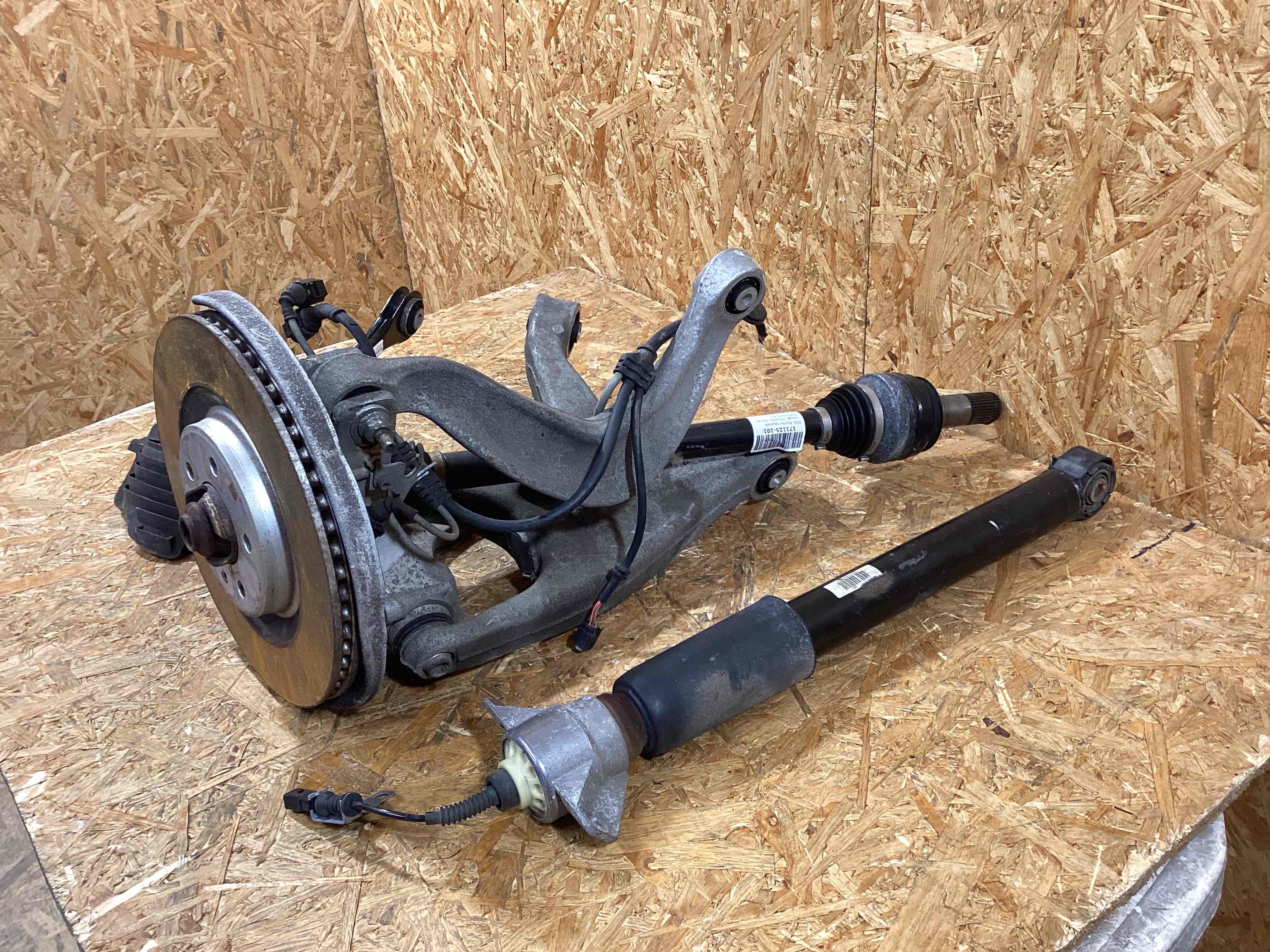 Кулак задний левый Porsche Macan 171125-101