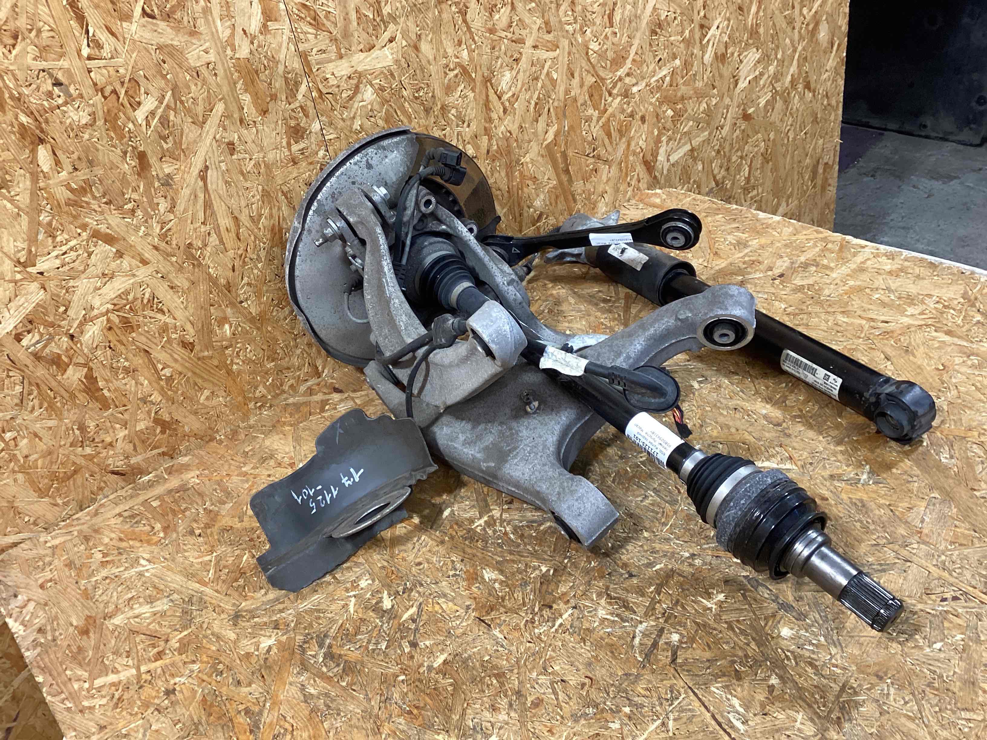 Кулак задний левый Porsche Macan 171125-101