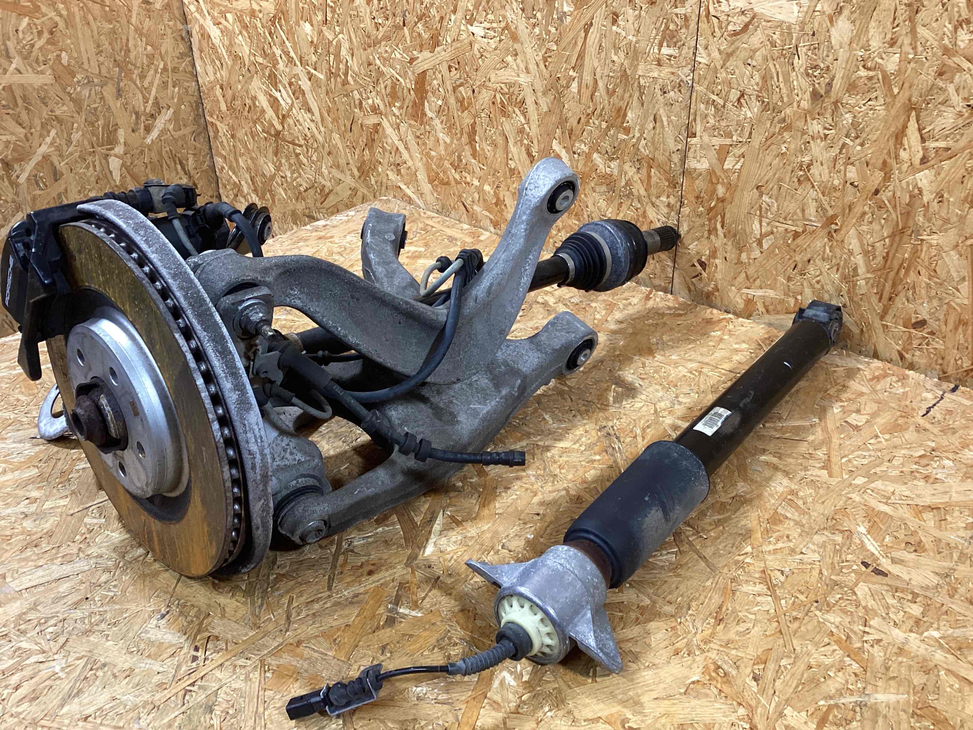 Кулак задний левый Porsche Macan 171125-101