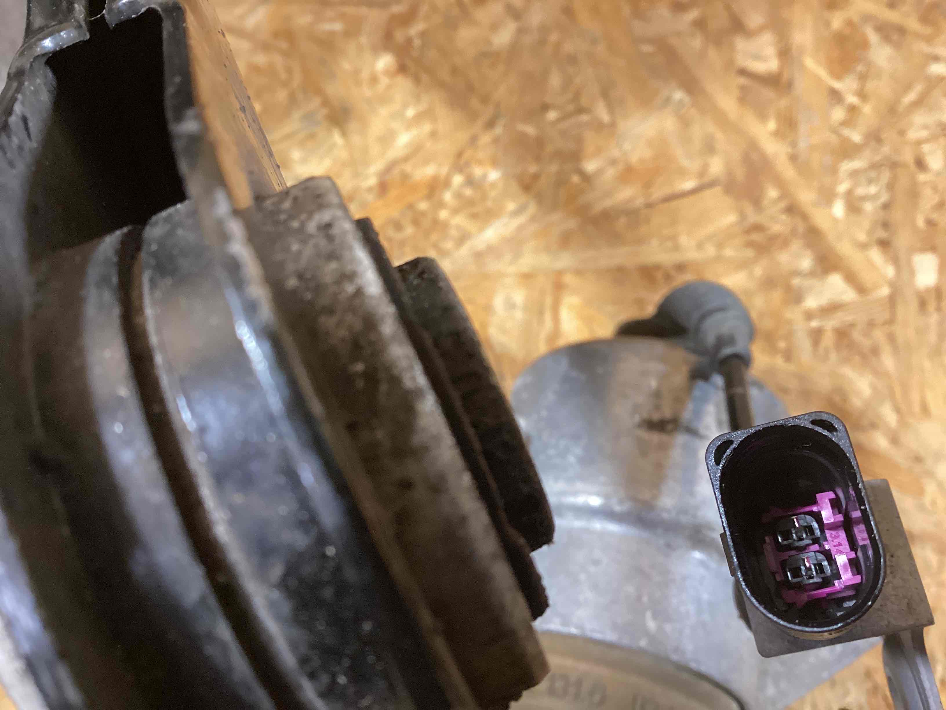 Кулак задний левый Porsche Macan 171125-101