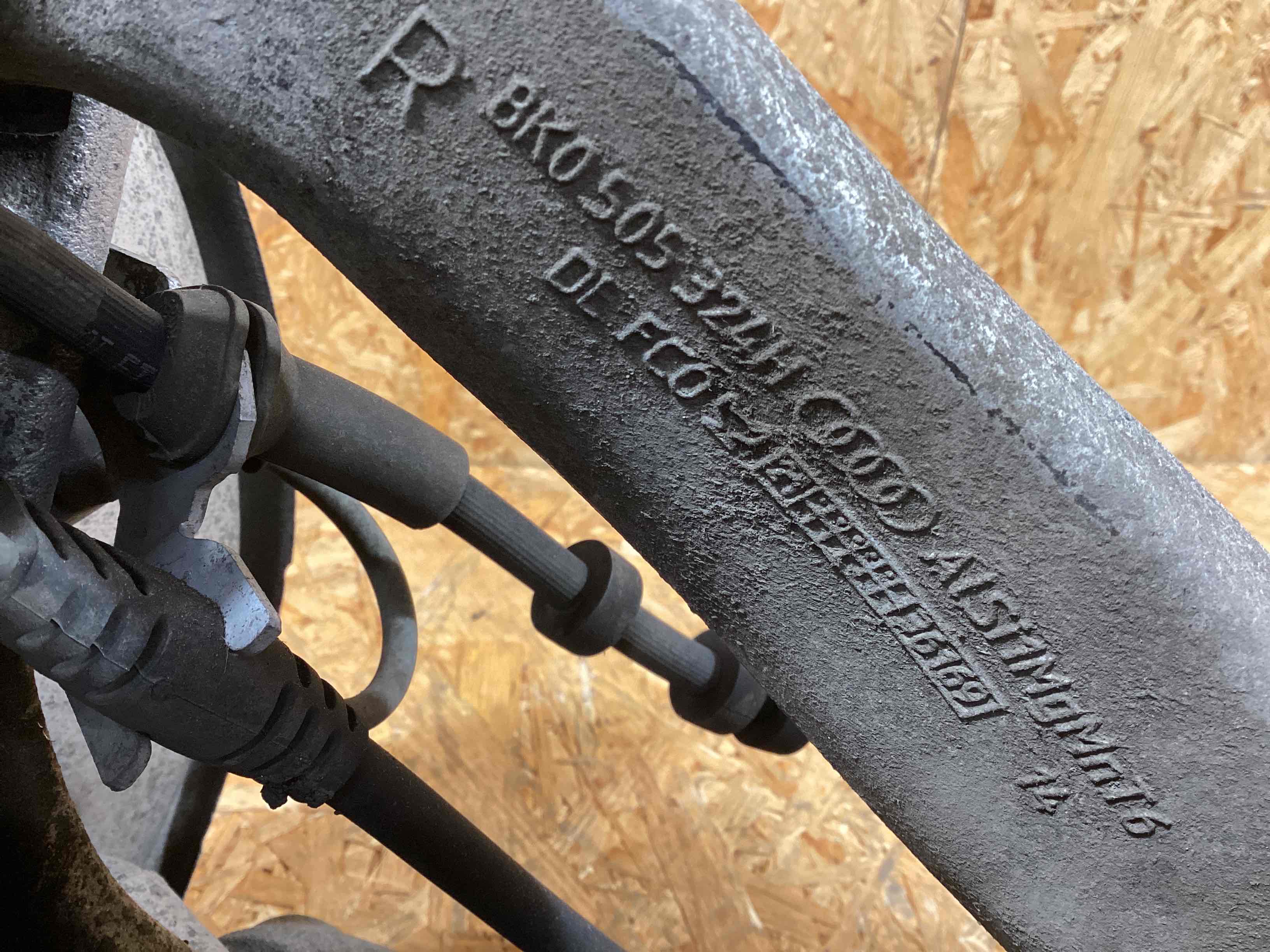 Кулак задний правый Porsche Macan 171125-102