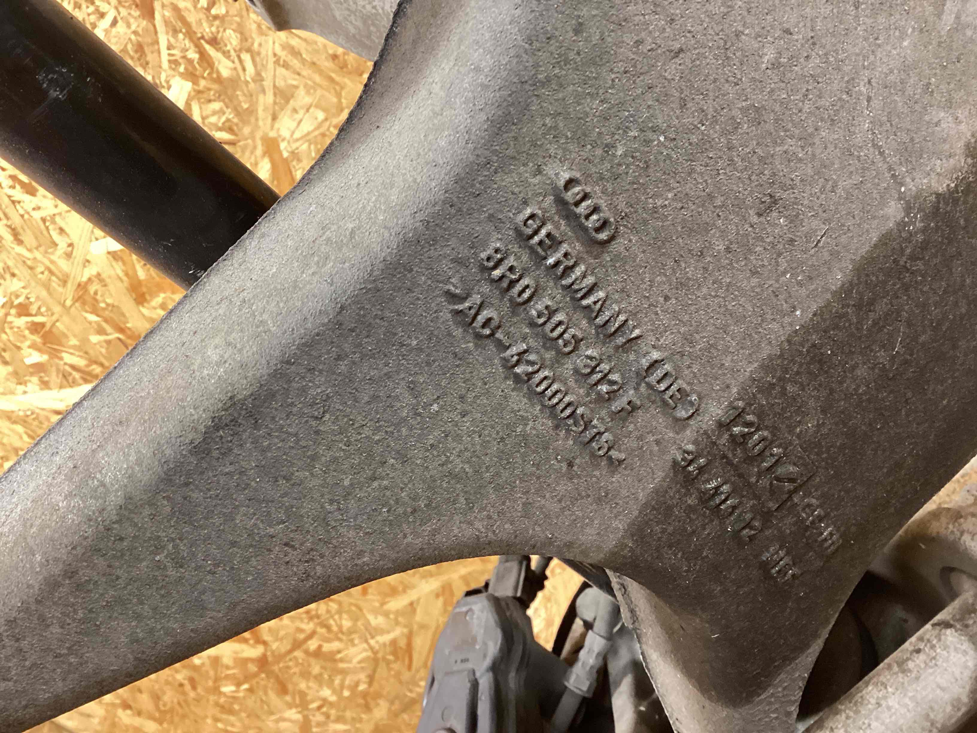 Кулак задний правый Porsche Macan 171125-102