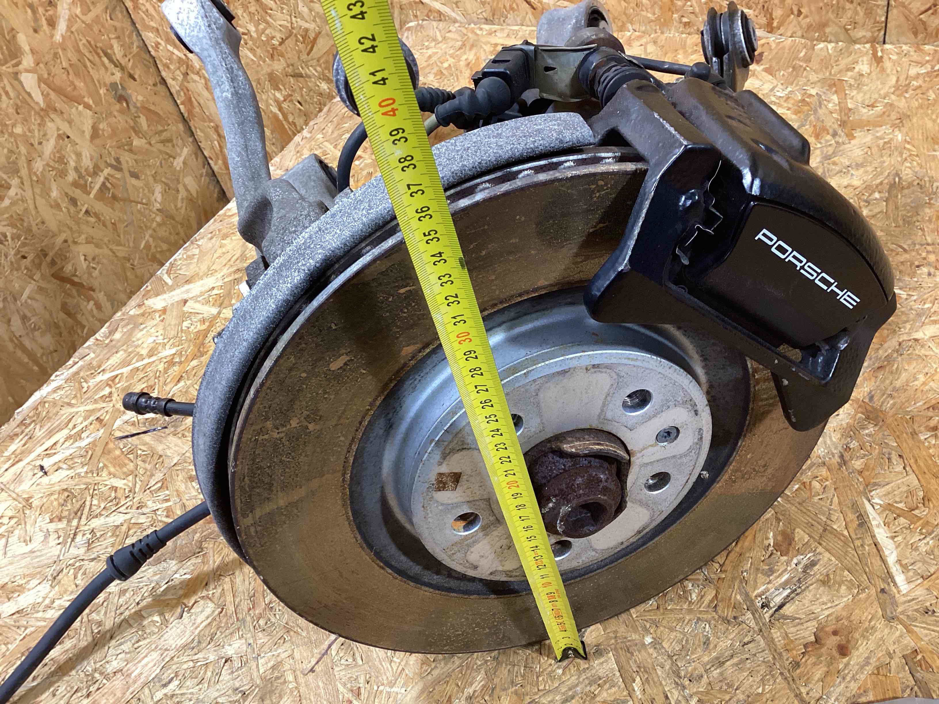 Кулак задний правый Porsche Macan 171125-102