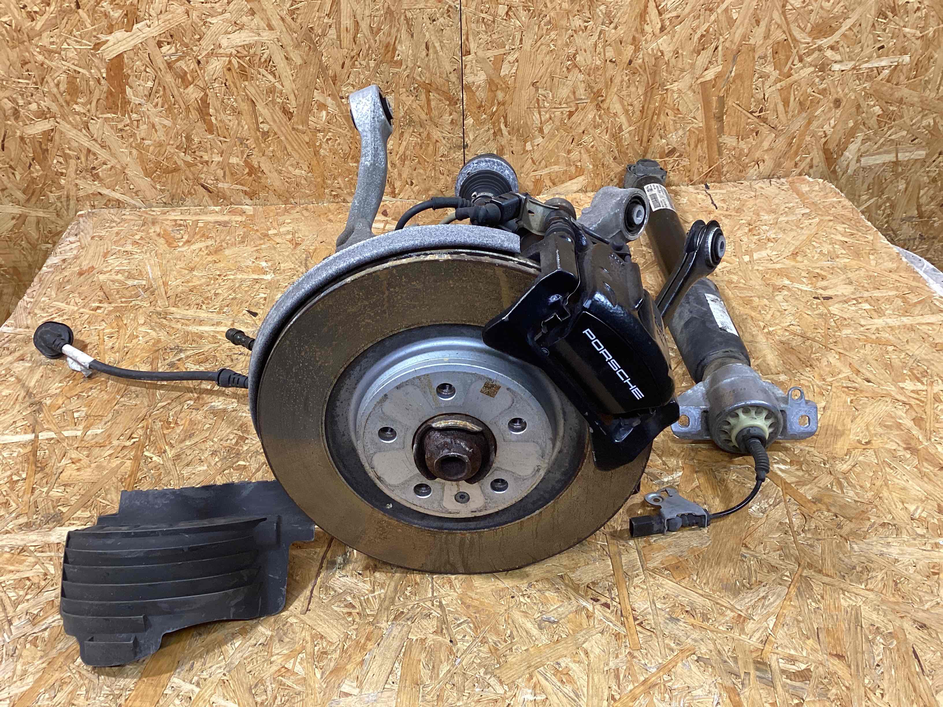 Кулак задний правый Porsche Macan 171125-102