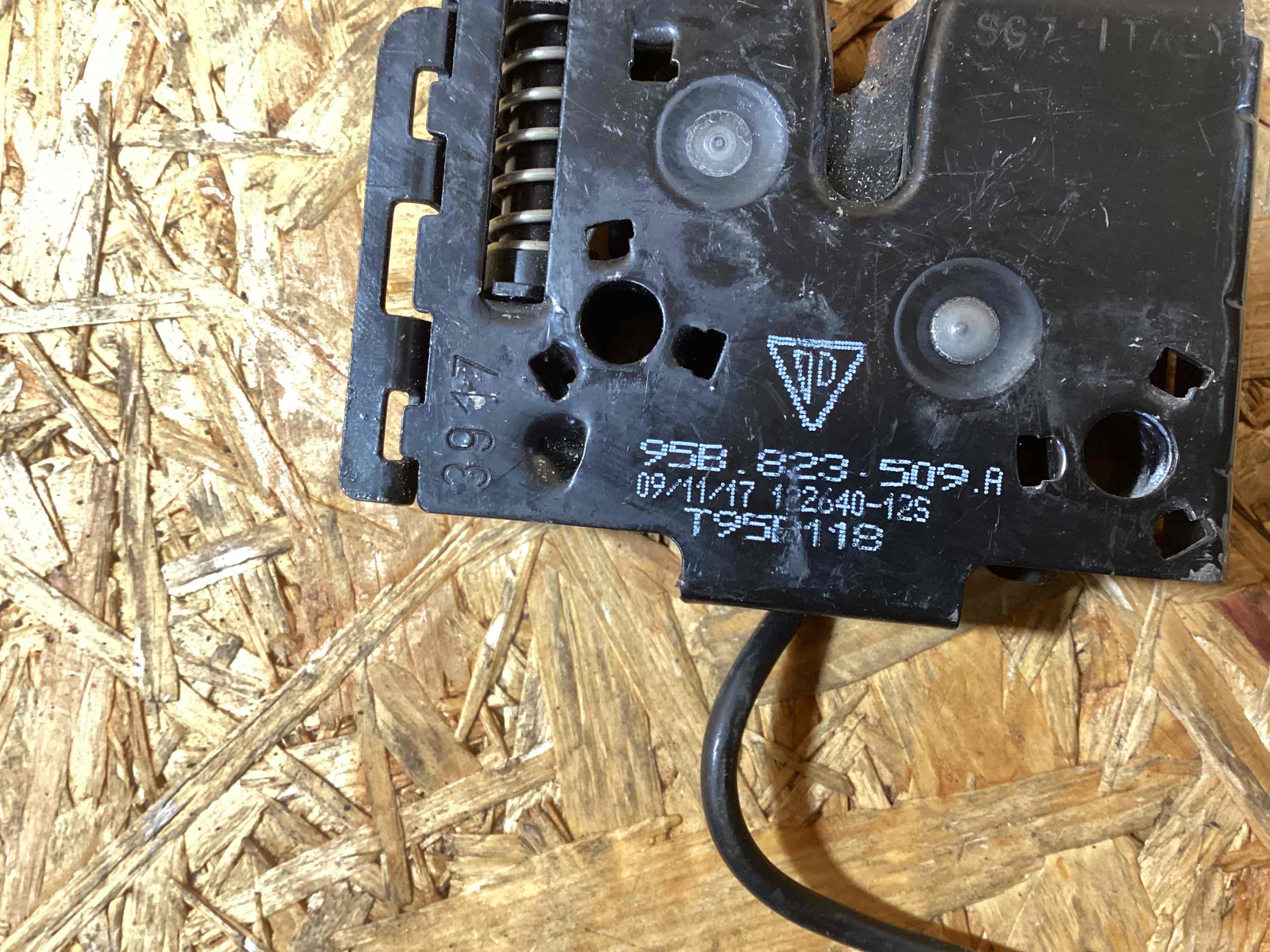 Замок капота Porsche Macan 171125-109