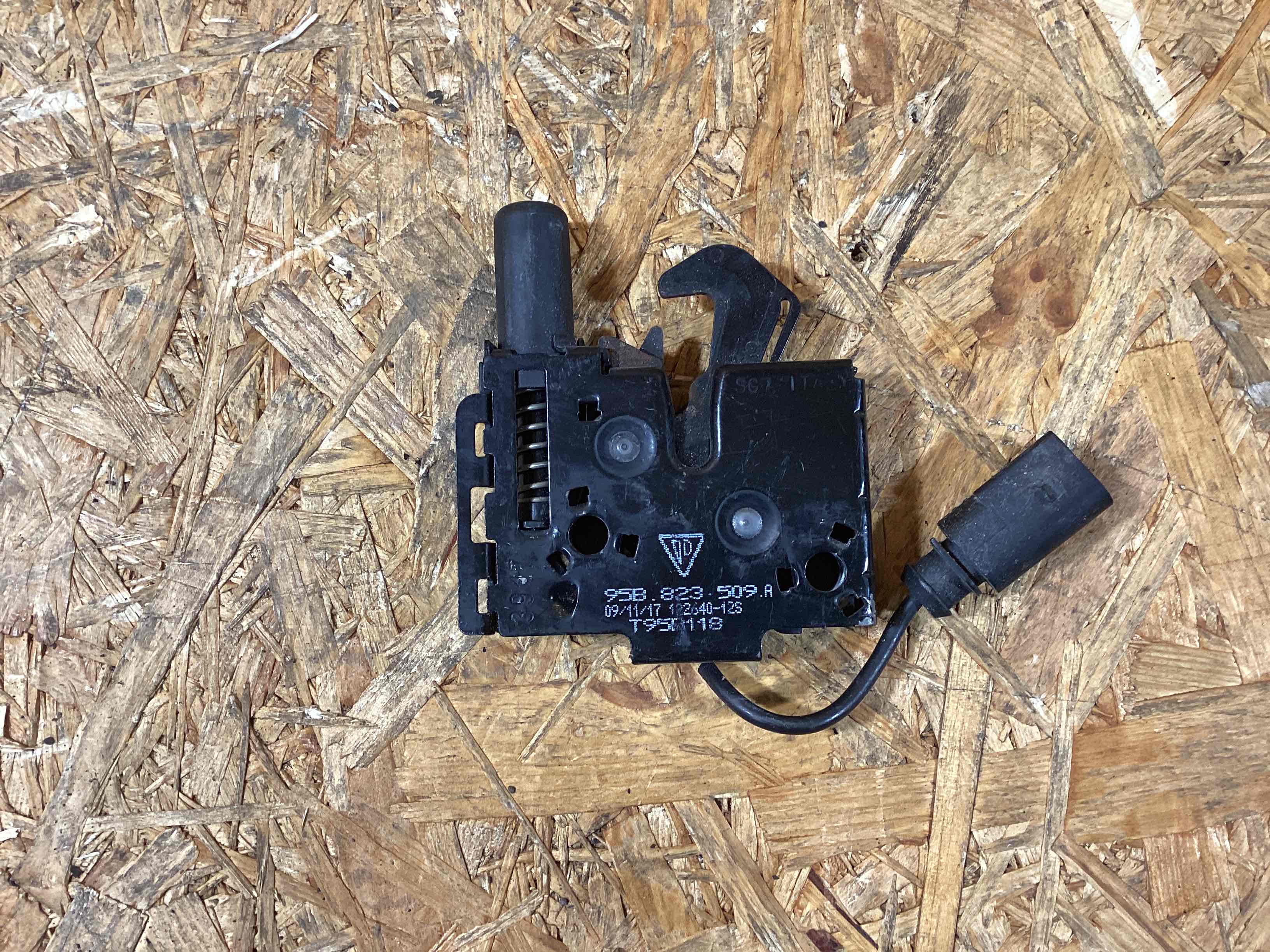 Замок капота Porsche Macan 171125-109