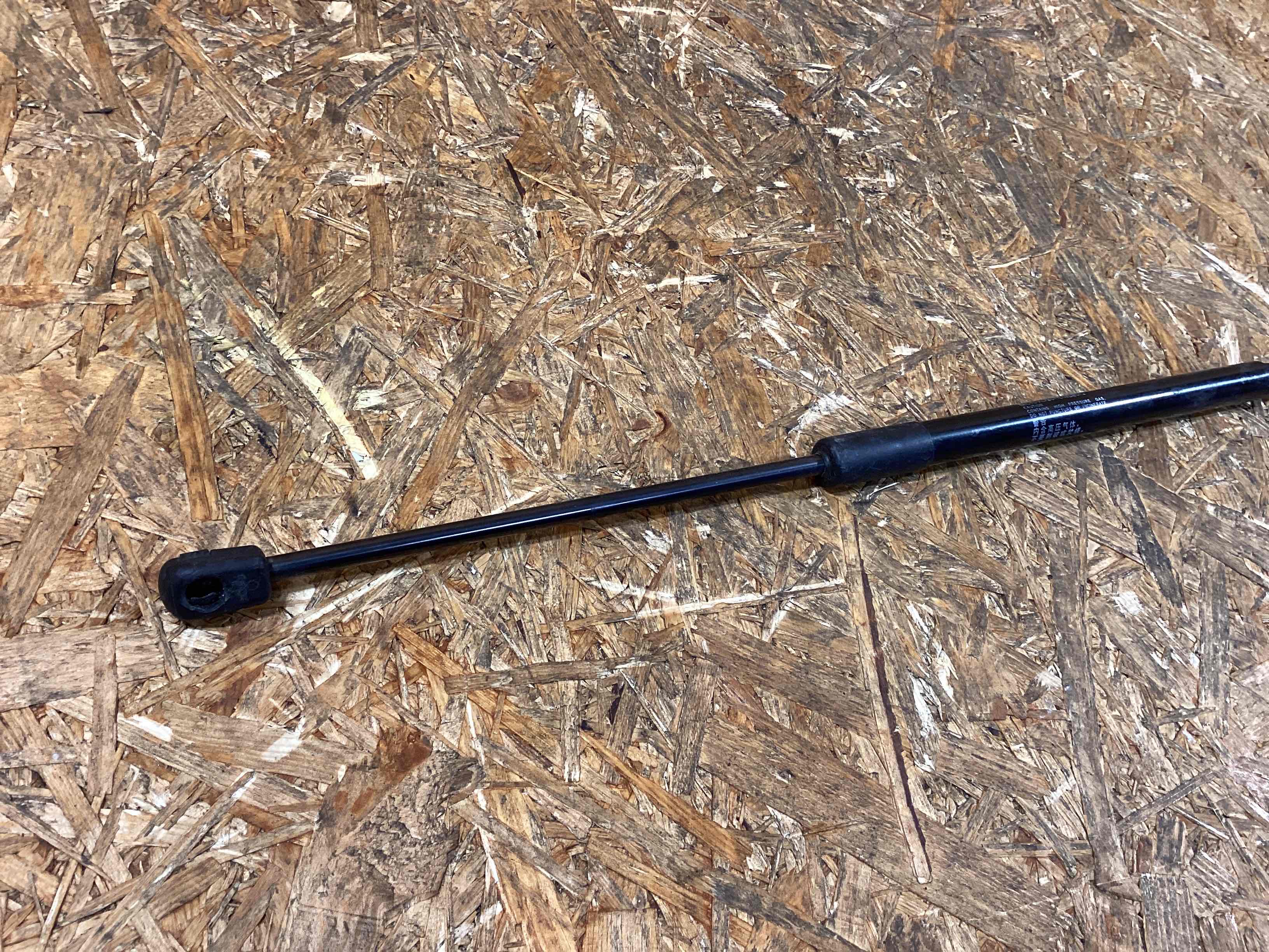 Амортизатор капота Lexus CT 180226-118