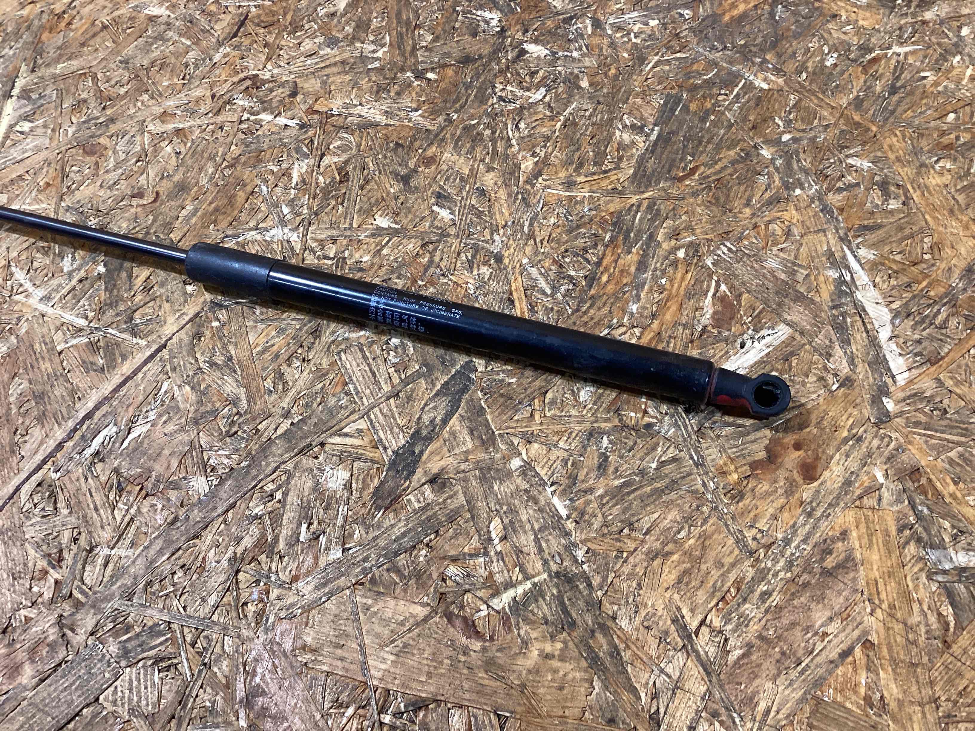 Амортизатор капота Lexus CT 180226-118