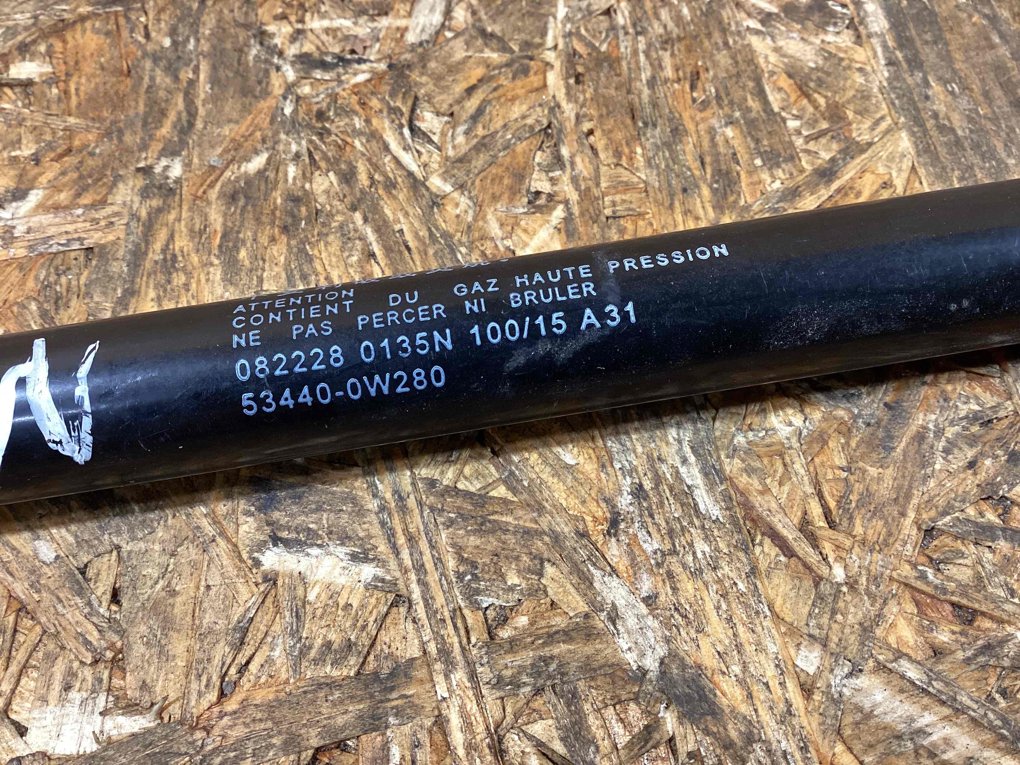 Амортизатор капота Lexus CT 180226-118