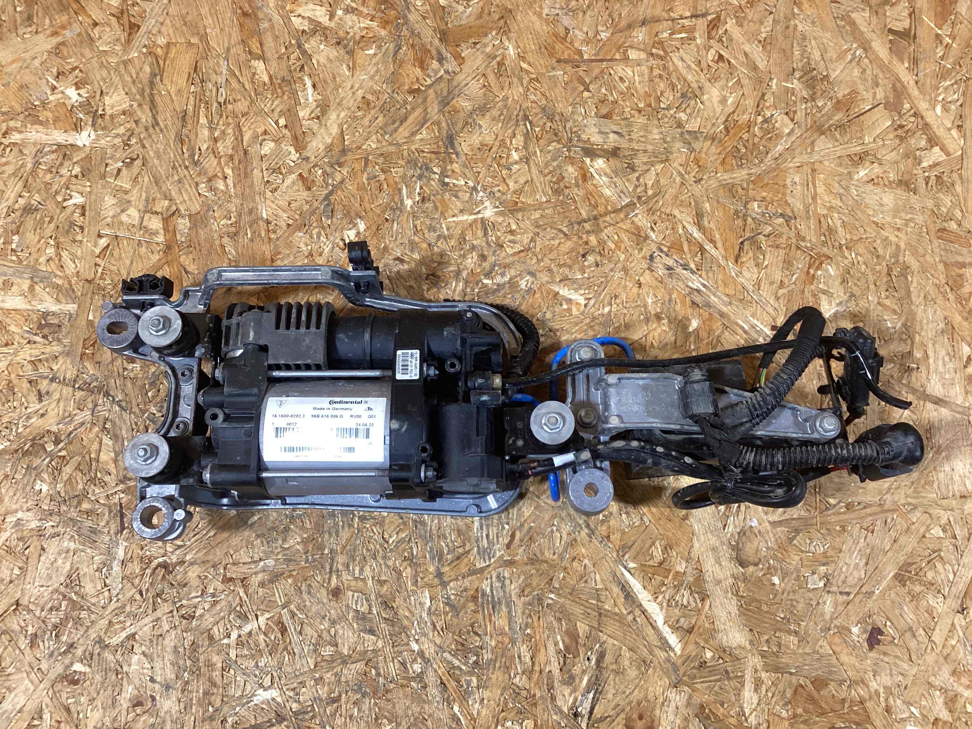 Компрессор пневмоподвески Porsche Macan 181125-106