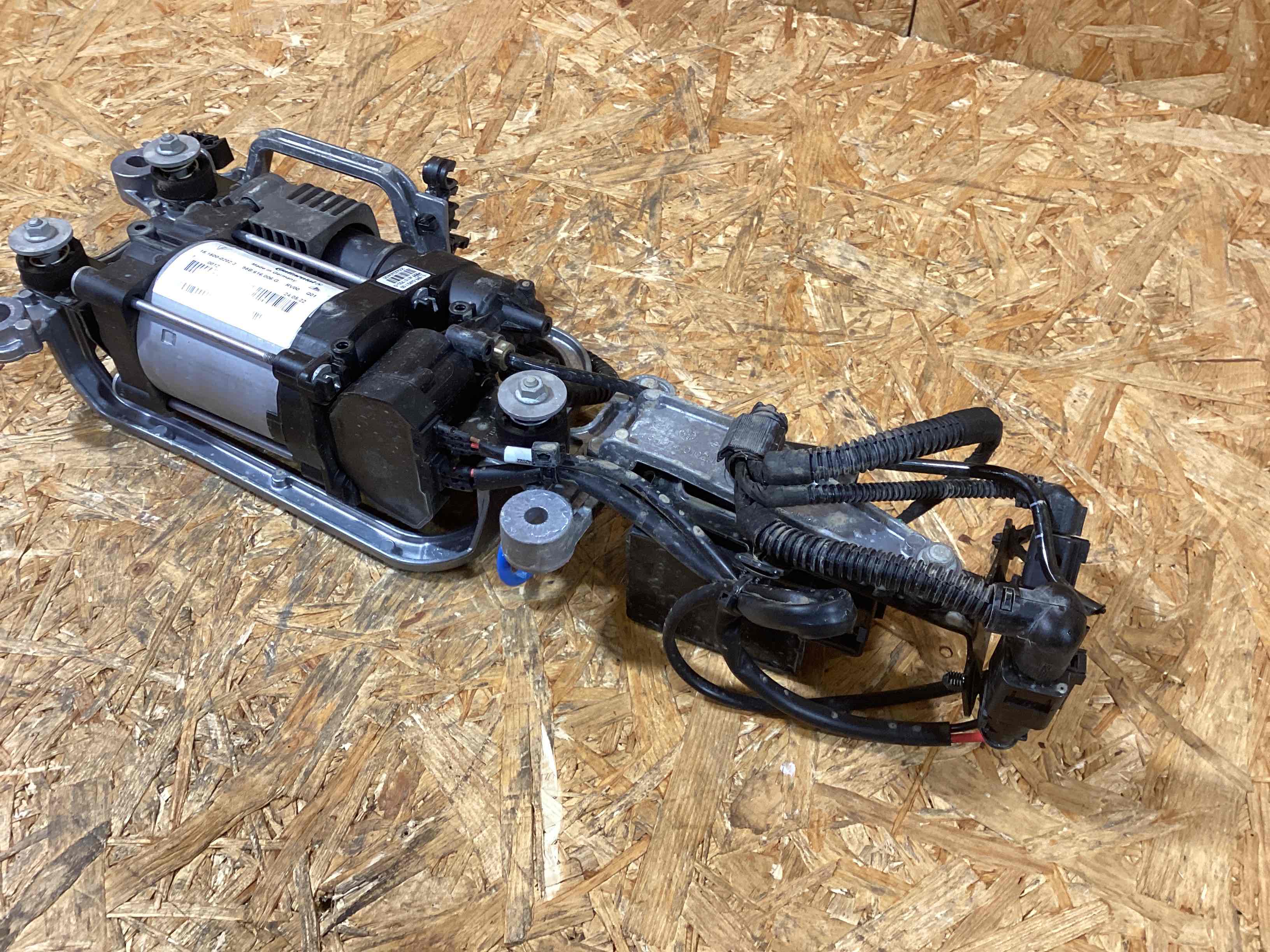 Компрессор пневмоподвески Porsche Macan 181125-106