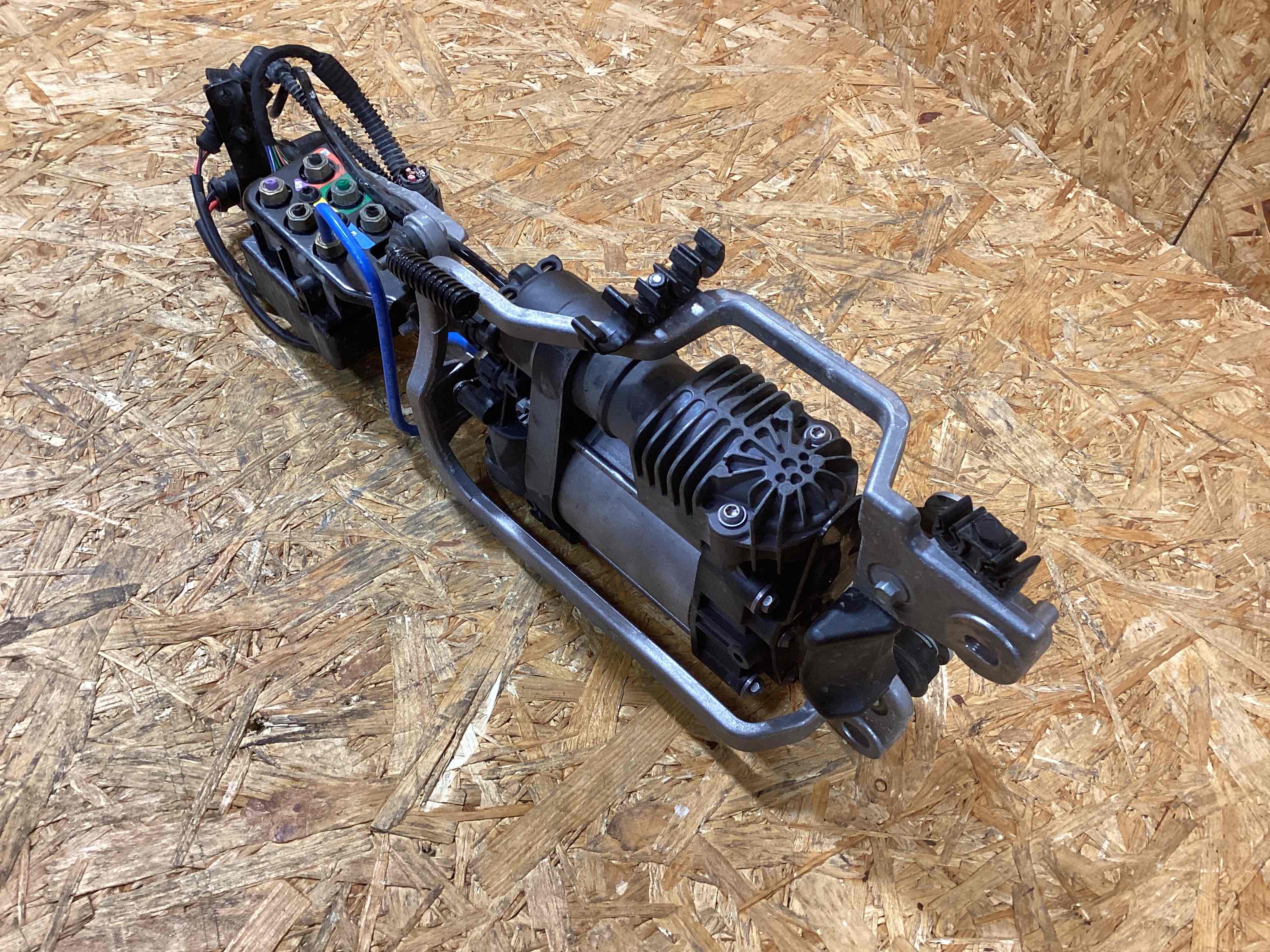 Компрессор пневмоподвески Porsche Macan 181125-106