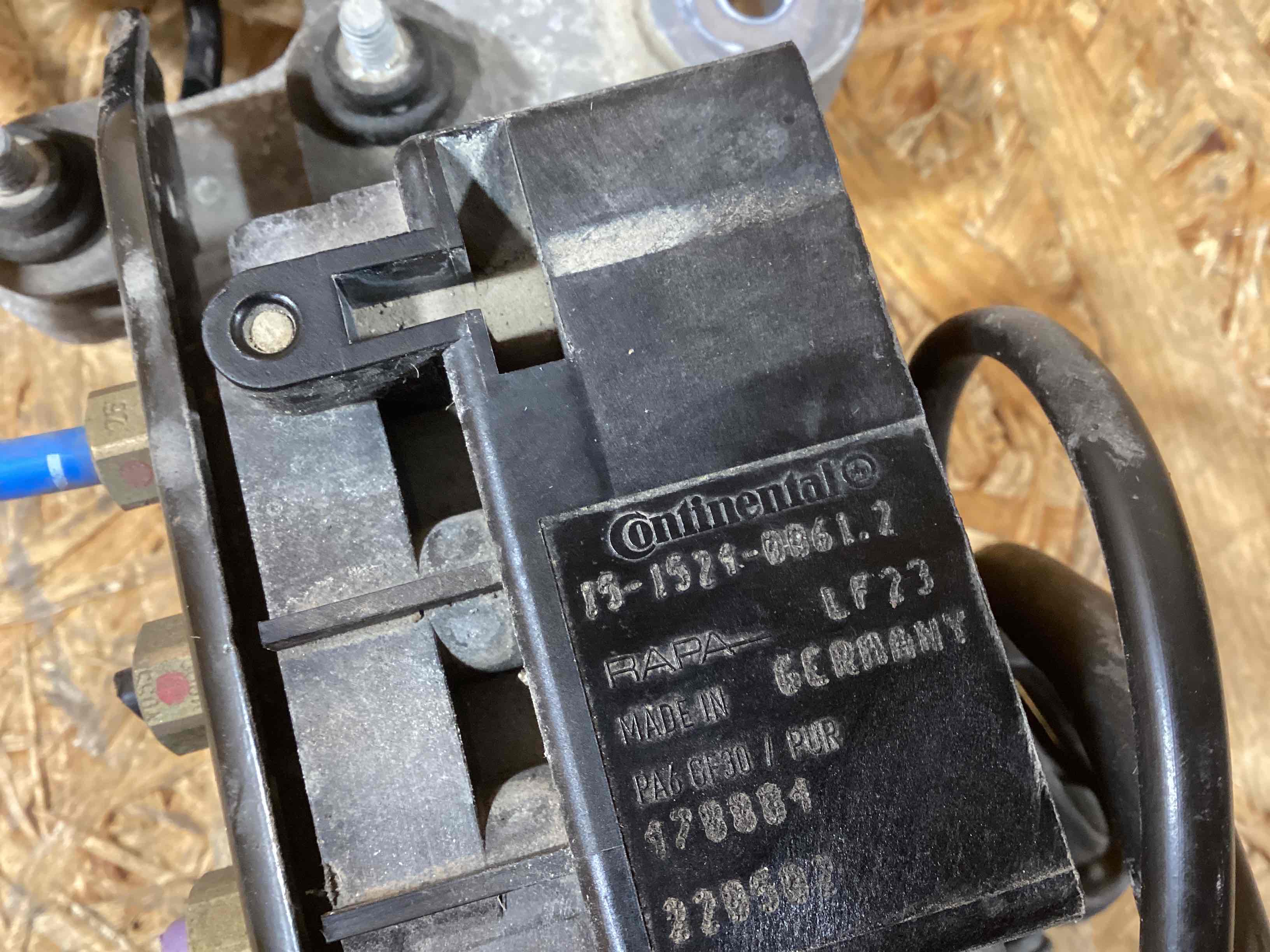 Компрессор пневмоподвески Porsche Macan 181125-106