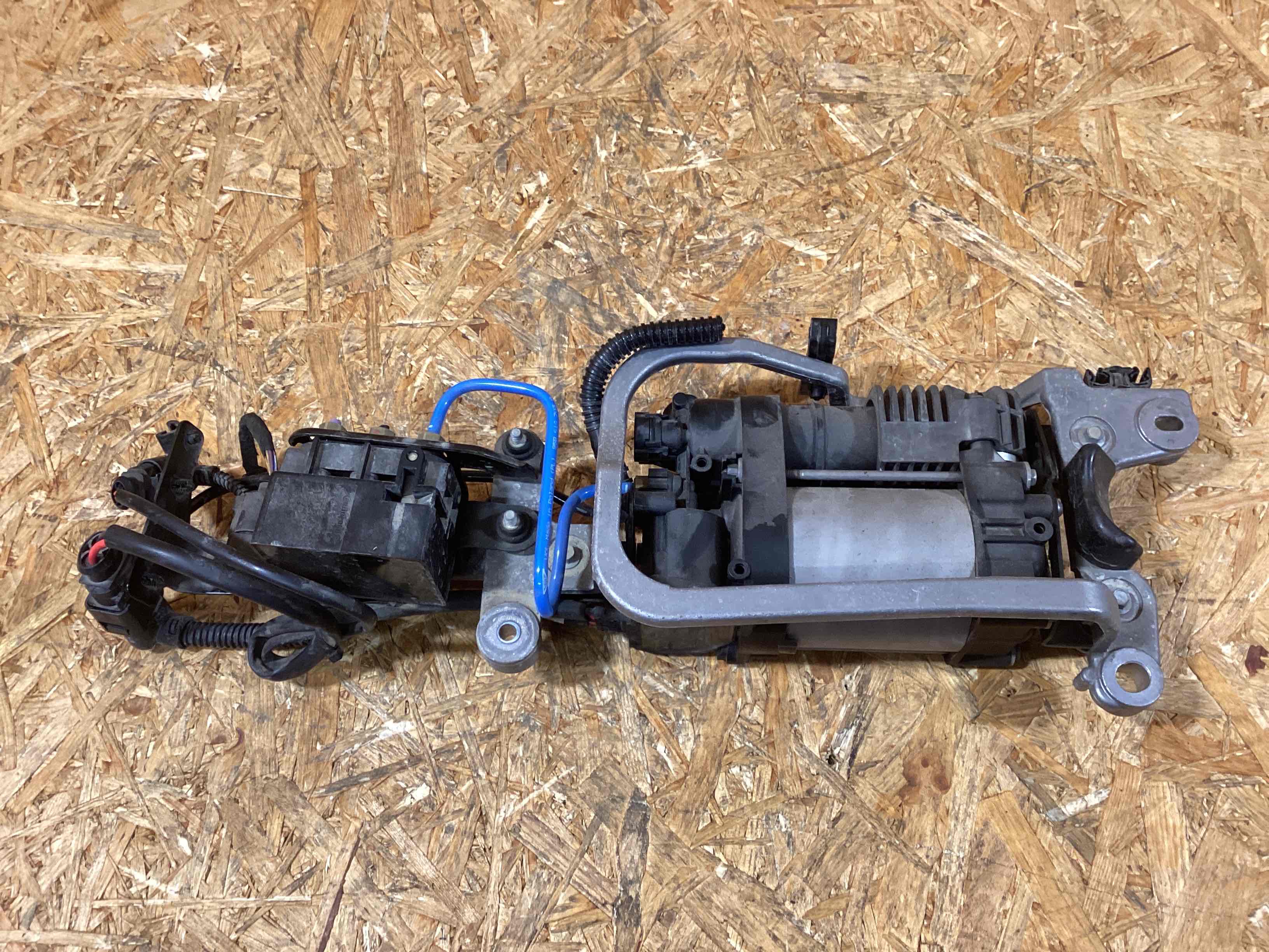 Компрессор пневмоподвески Porsche Macan 181125-106