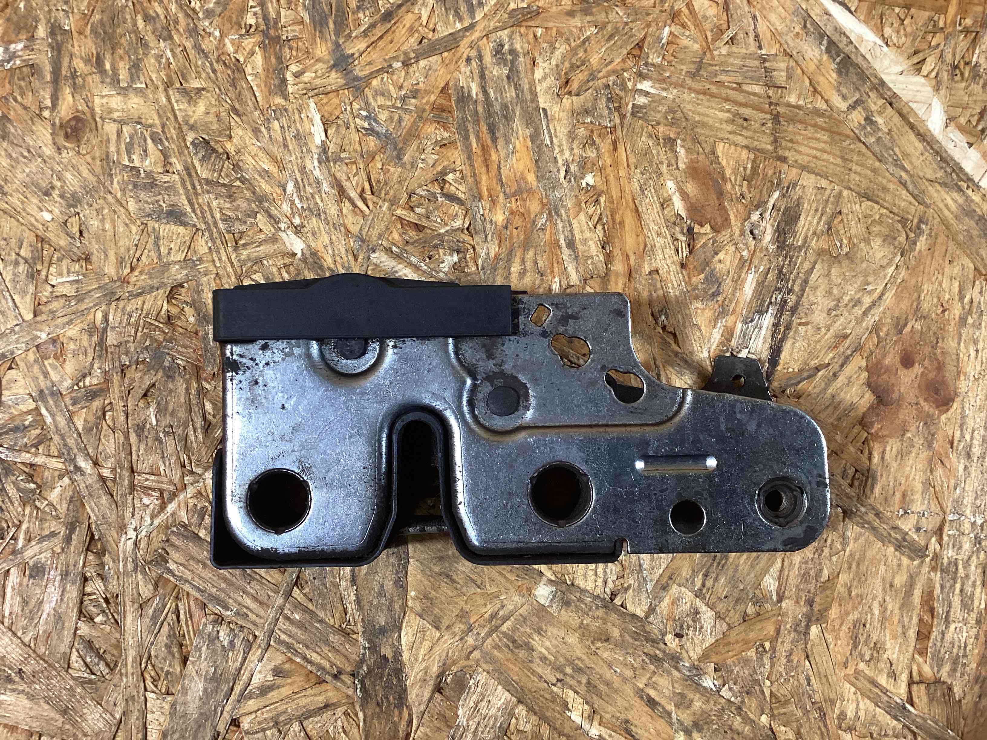 Замок капота Porsche Panamera 181125-108