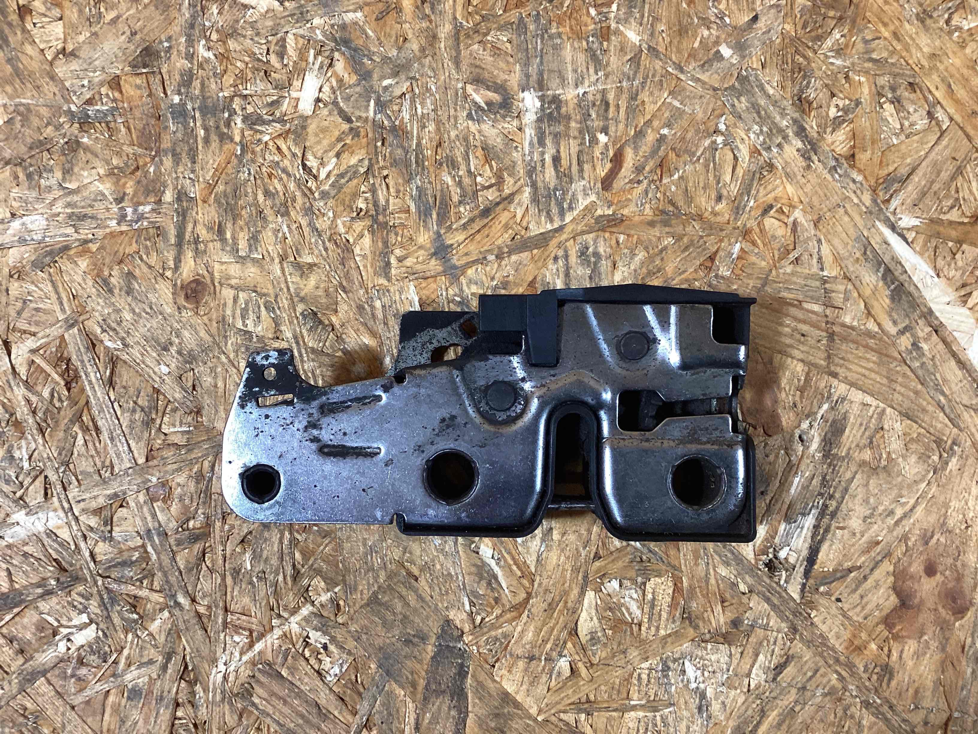 Замок капота Porsche Panamera 181125-108