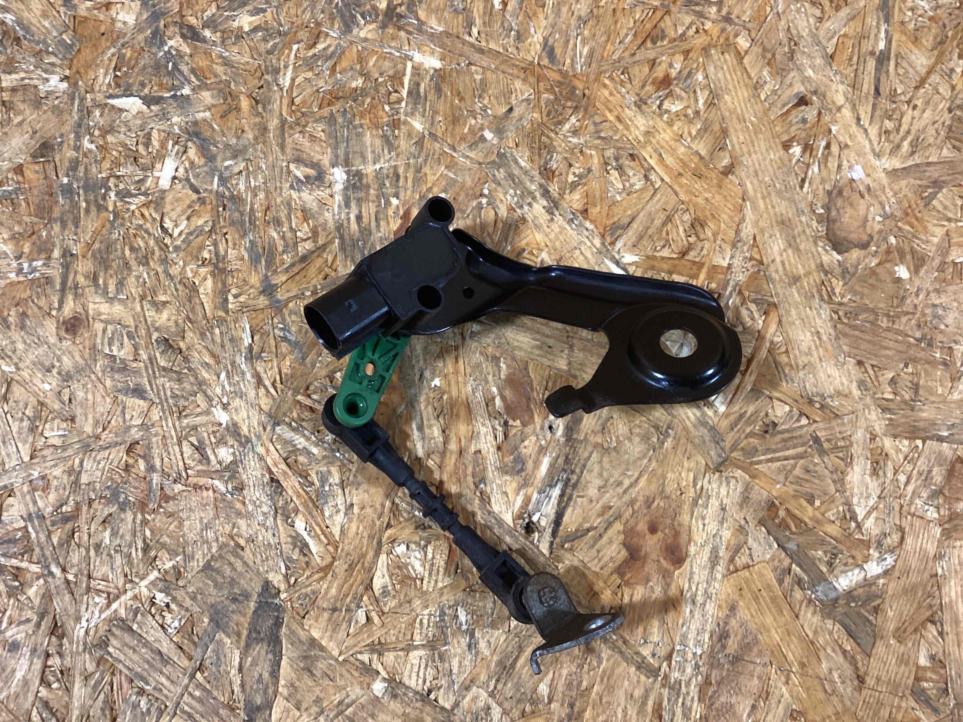 Датчик уровня подвески (клиренса) Porsche Macan 181125-109