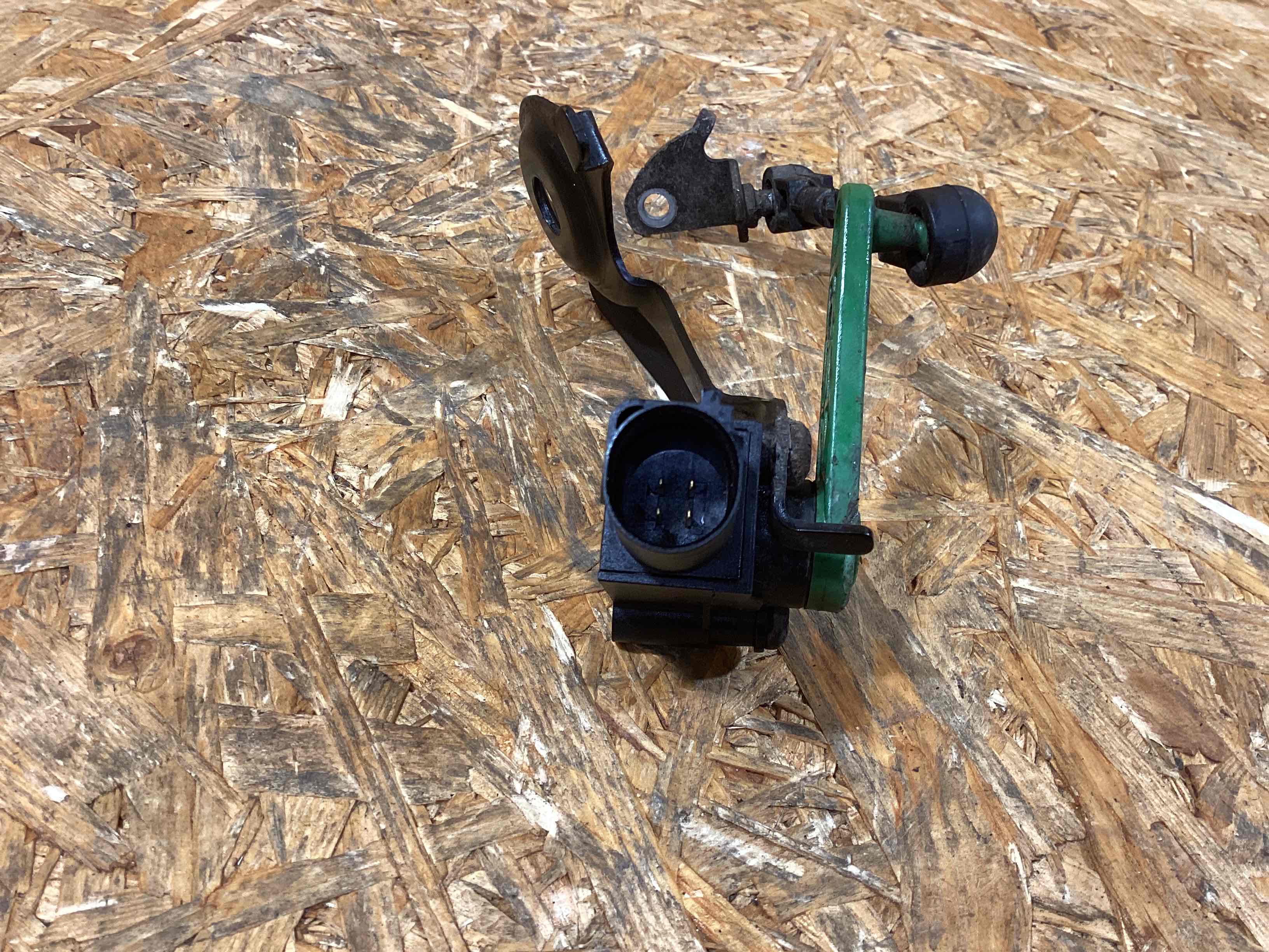 Датчик уровня подвески (клиренса) Porsche Macan 181125-109