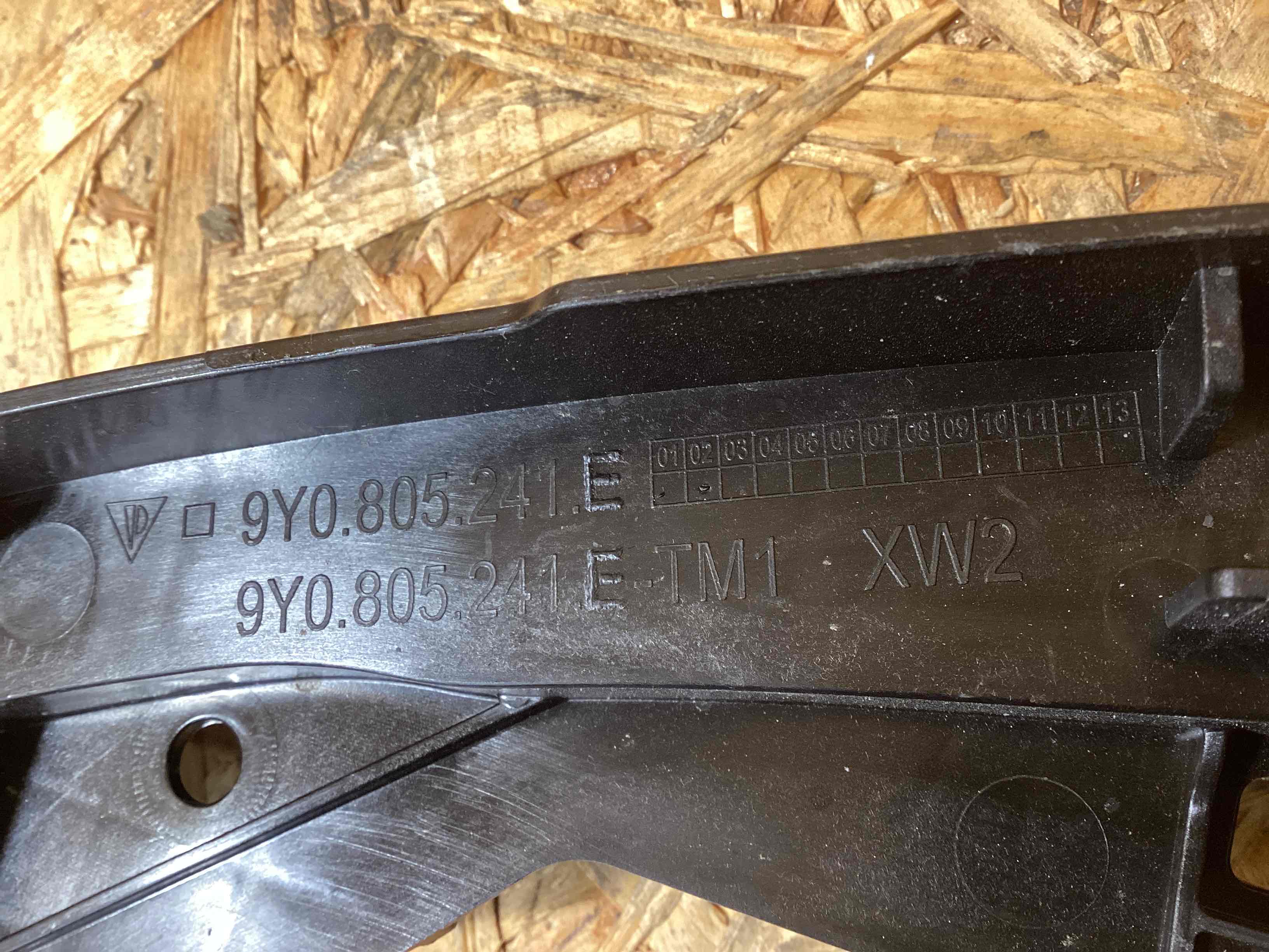 Опора радиатора, крепление/кронштейн, уплотнитель радиатора Porsche Cayenne 181125-124