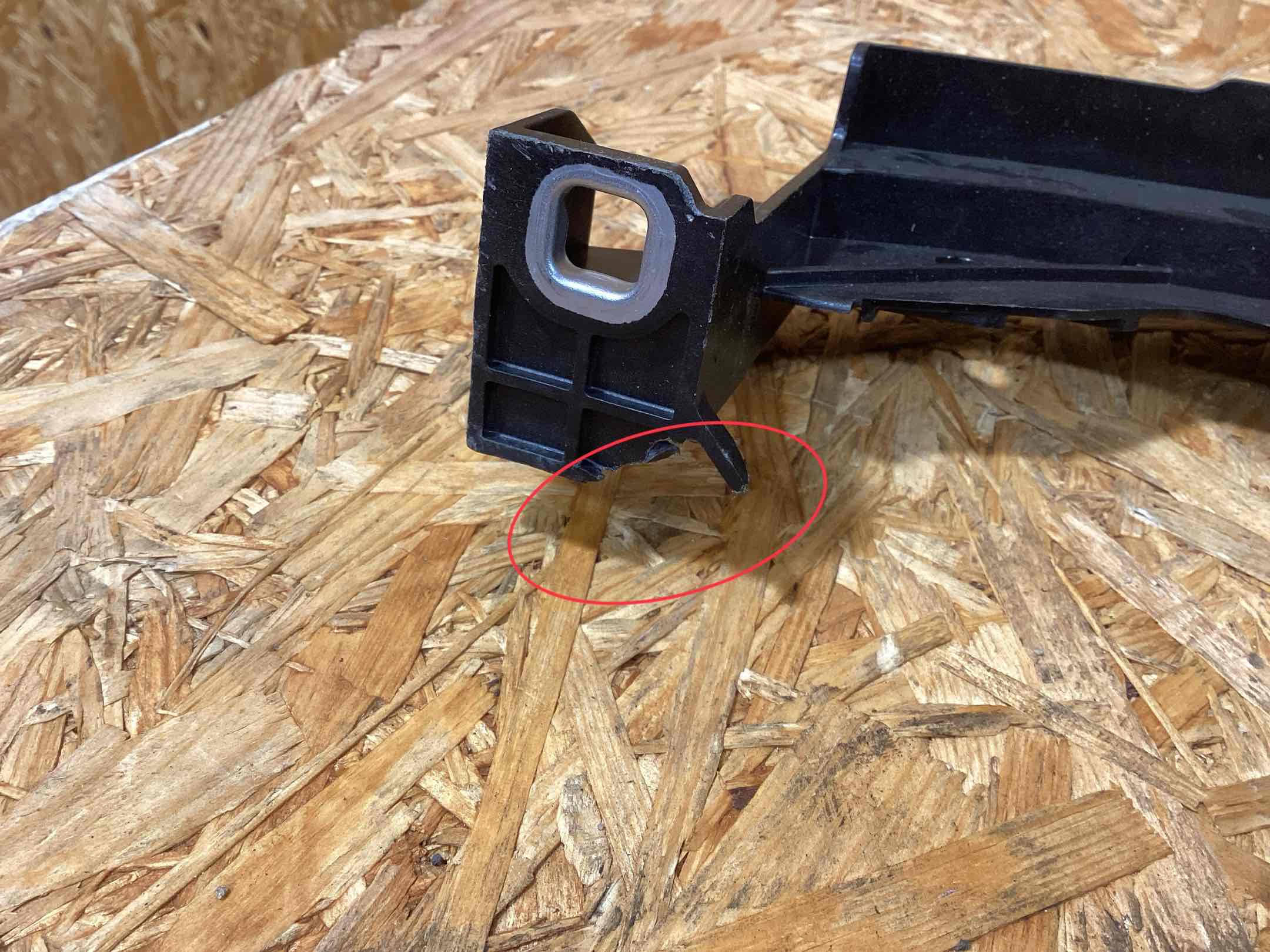 Опора радиатора, крепление/кронштейн, уплотнитель радиатора Porsche Cayenne 181125-125