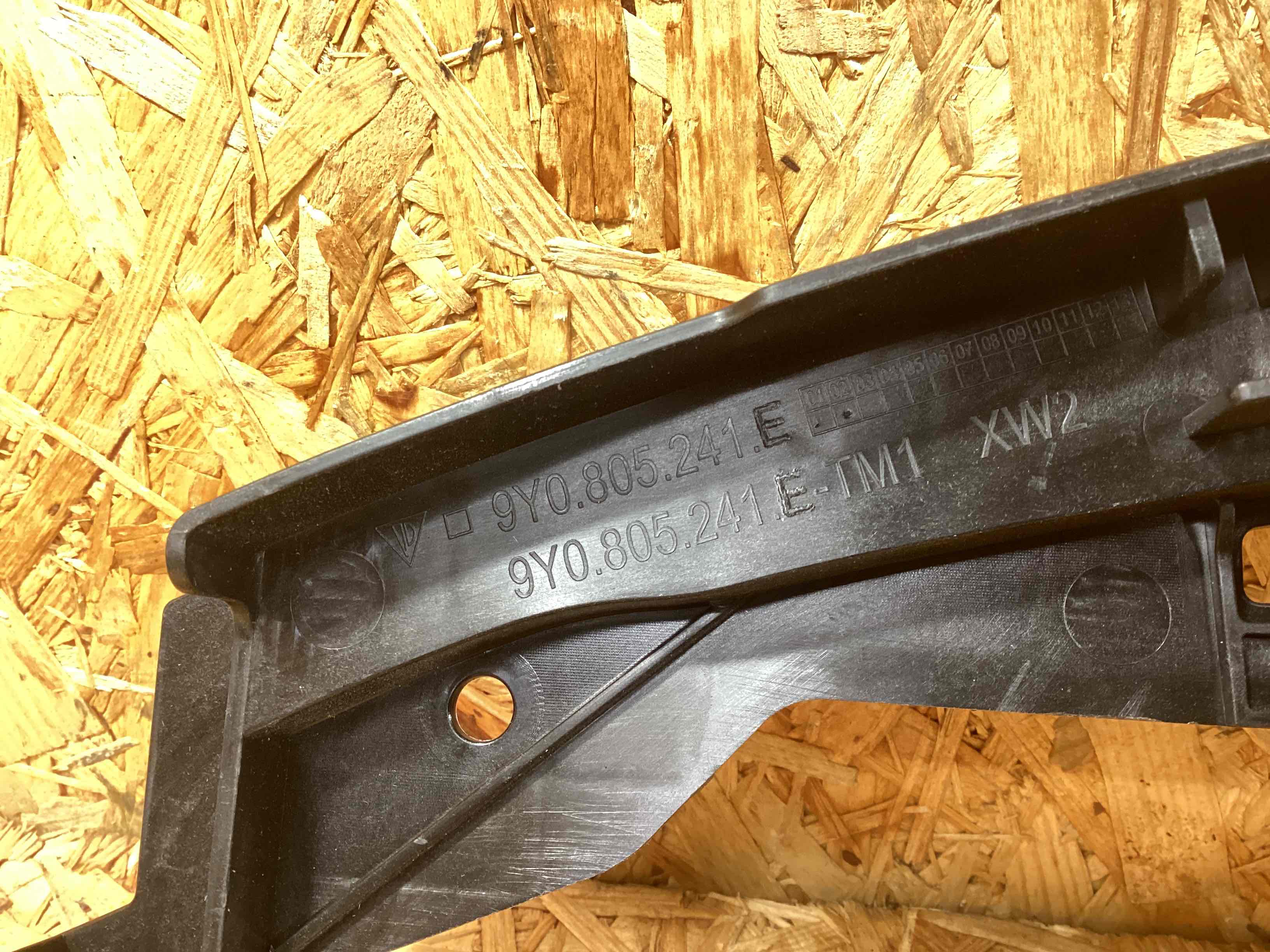 Опора радиатора, крепление/кронштейн, уплотнитель радиатора Porsche Cayenne 181125-125