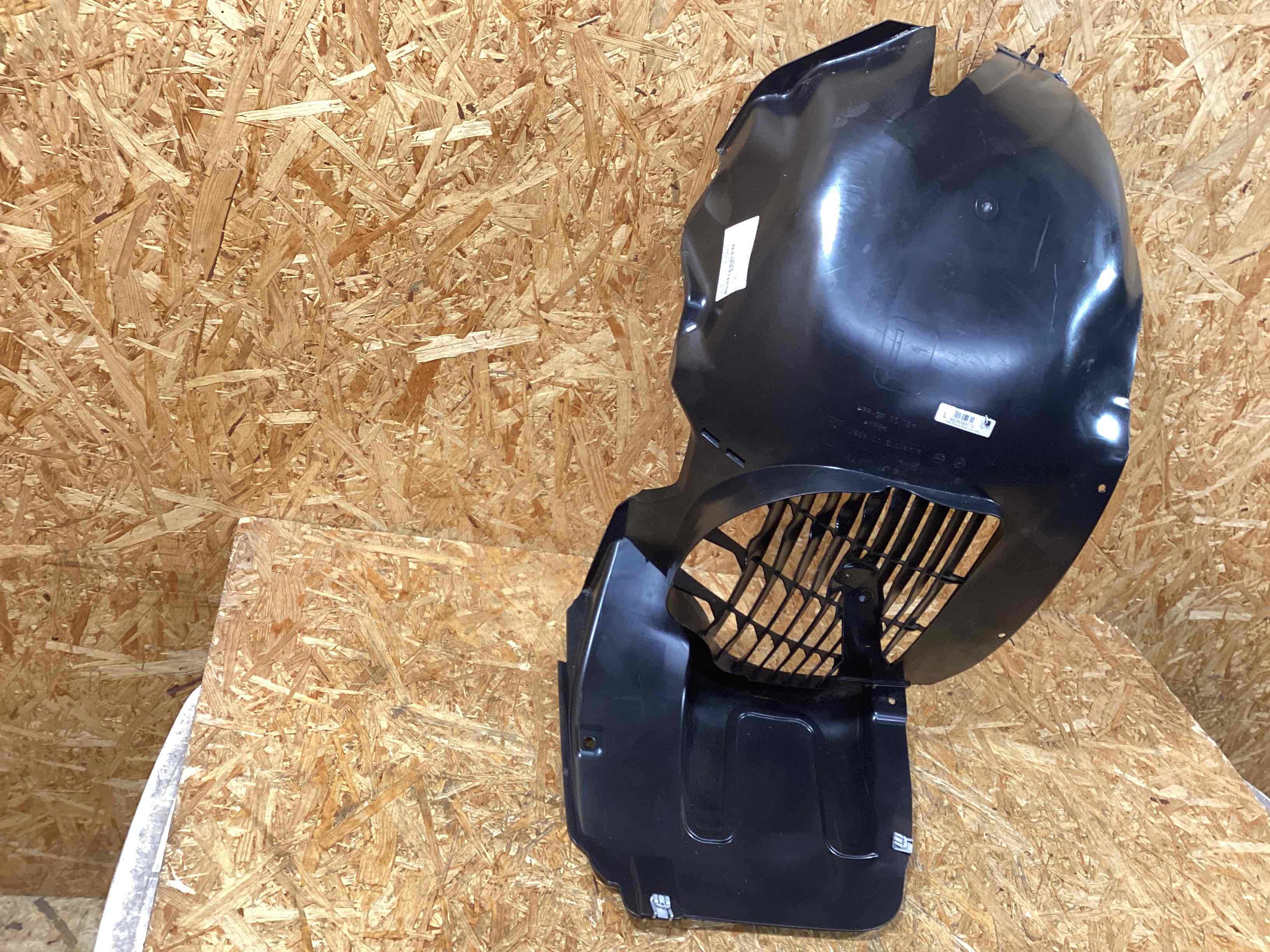 Защита арок передняя левая (подкрылок) Porsche Cayman GT4 181225-102