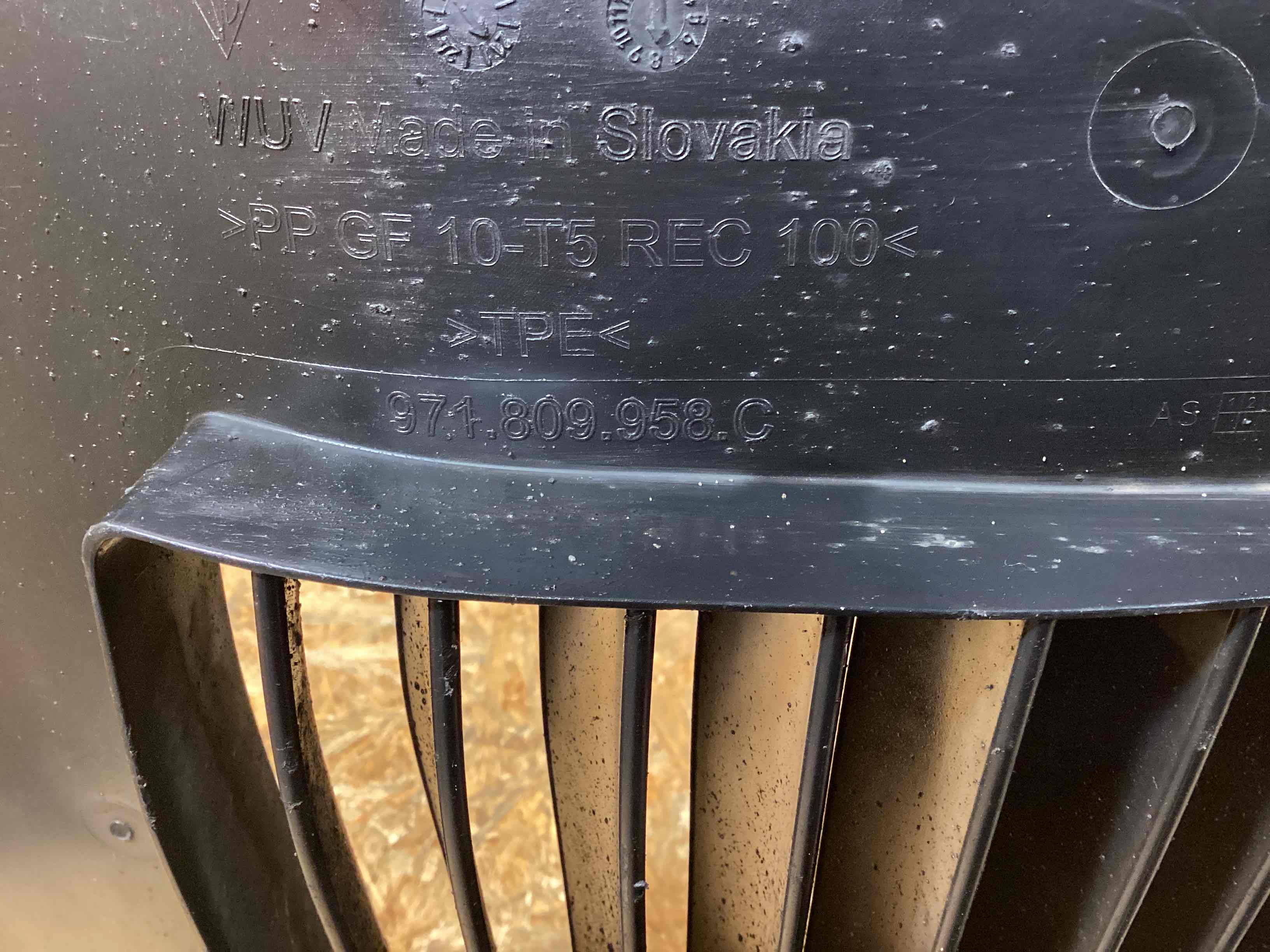 Защита арок передняя правая (подкрылок) Porsche Panamera 181225-105