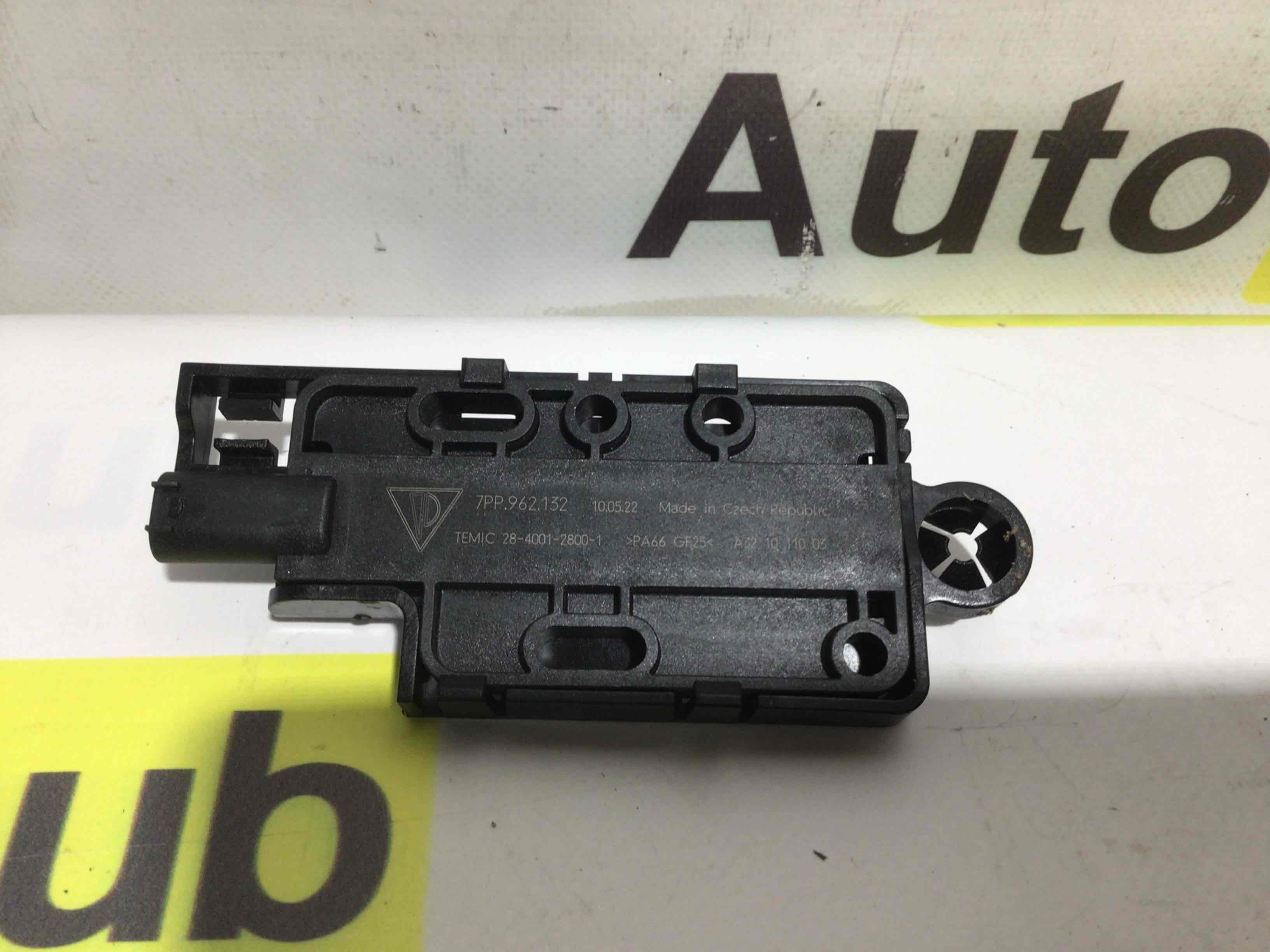 Антенна, усилитель антенны Porsche Macan 190226-011