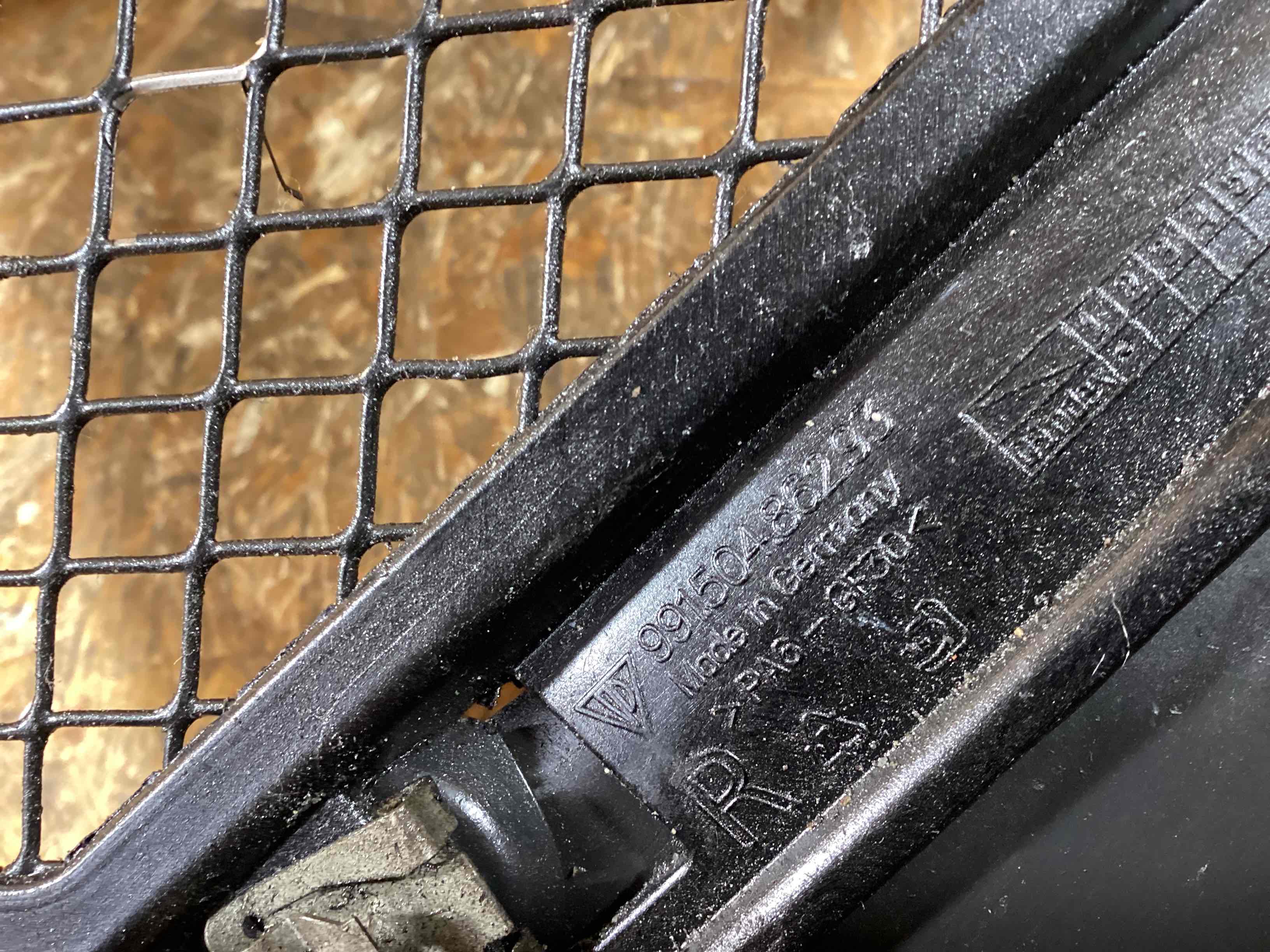 Защита арок передняя правая (подкрылок) Porsche 911 190326-128