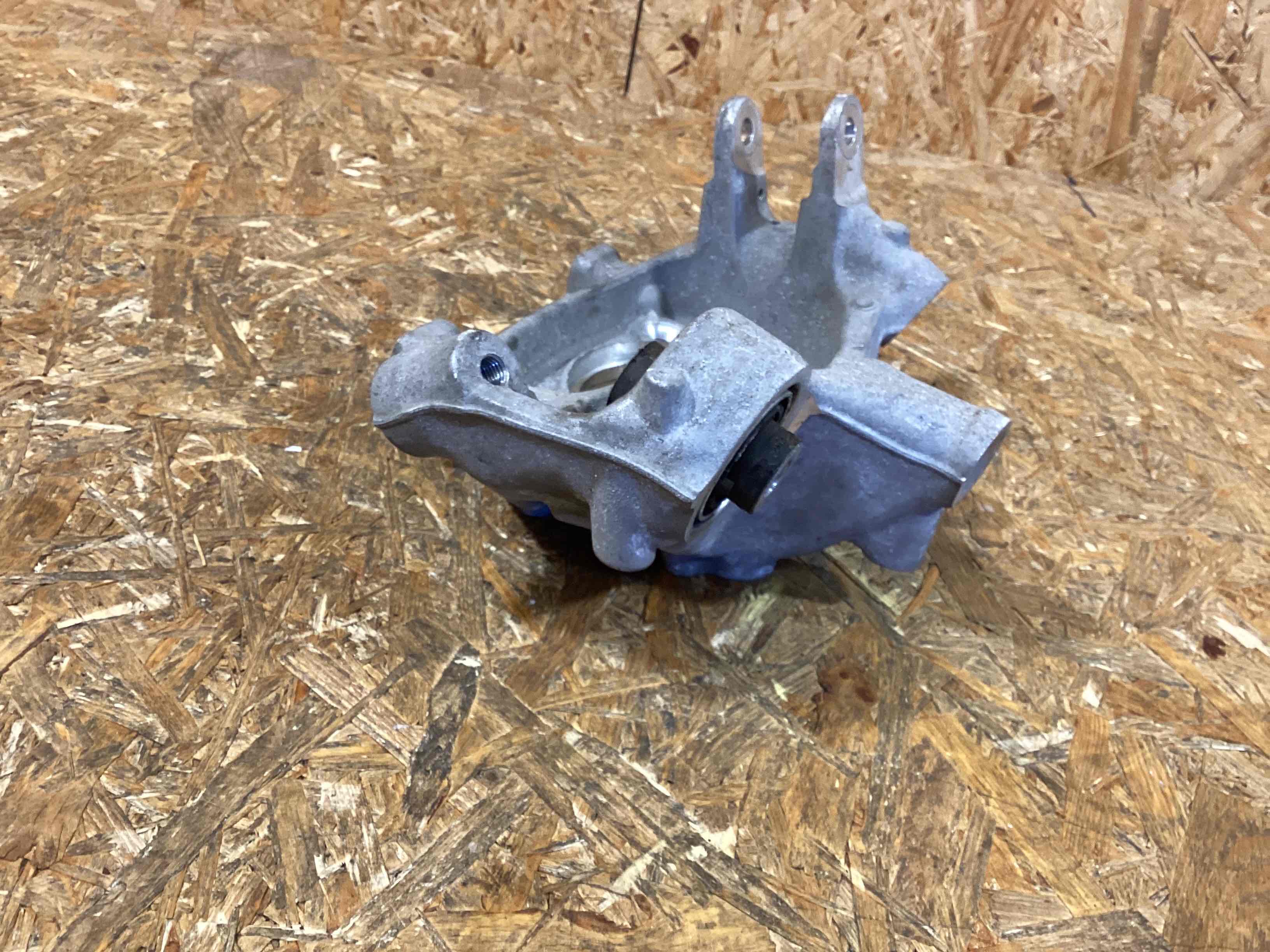 Кулак задний правый Porsche Cayenne 190326-130