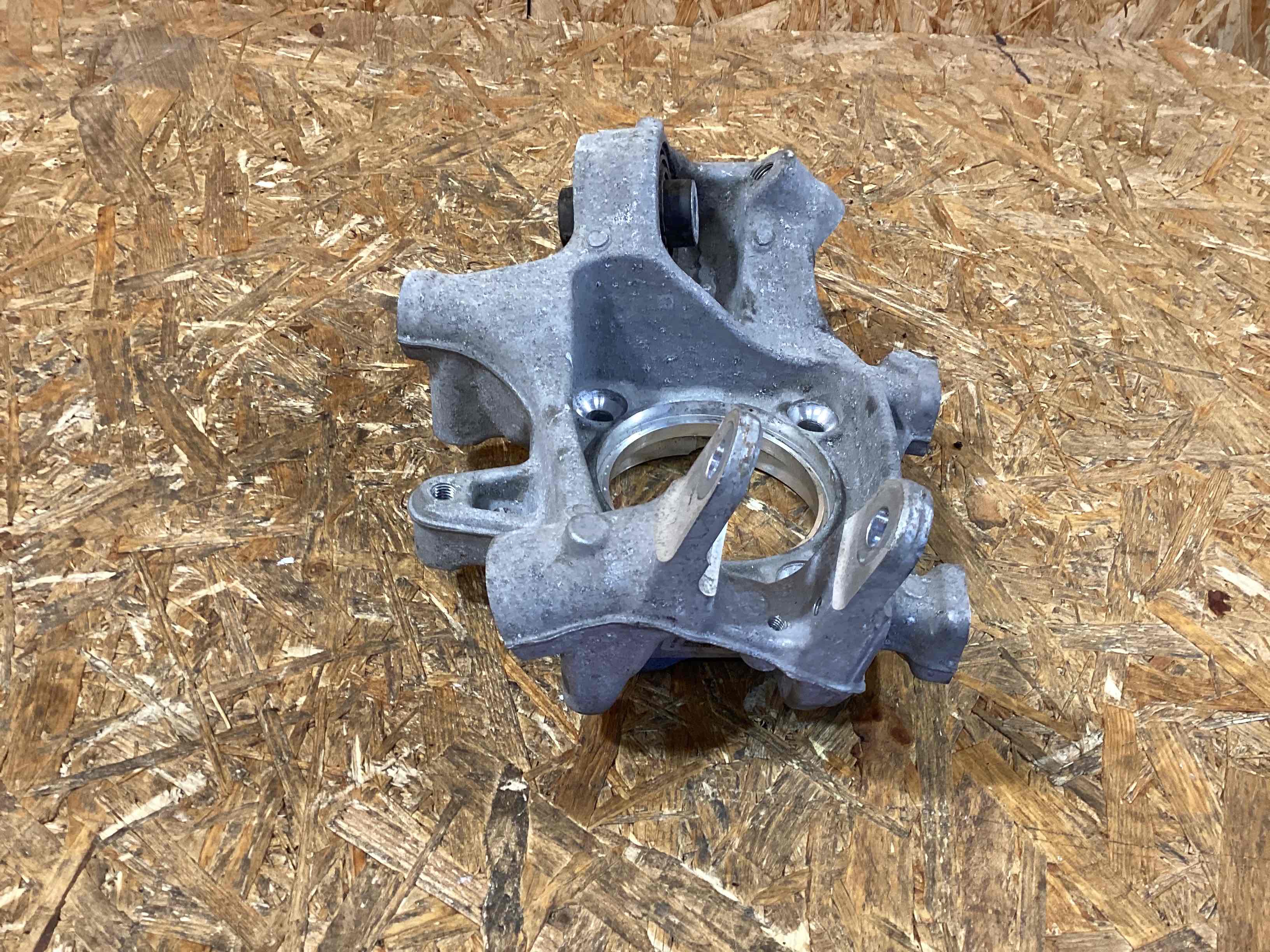 Кулак задний правый Porsche Cayenne 190326-130