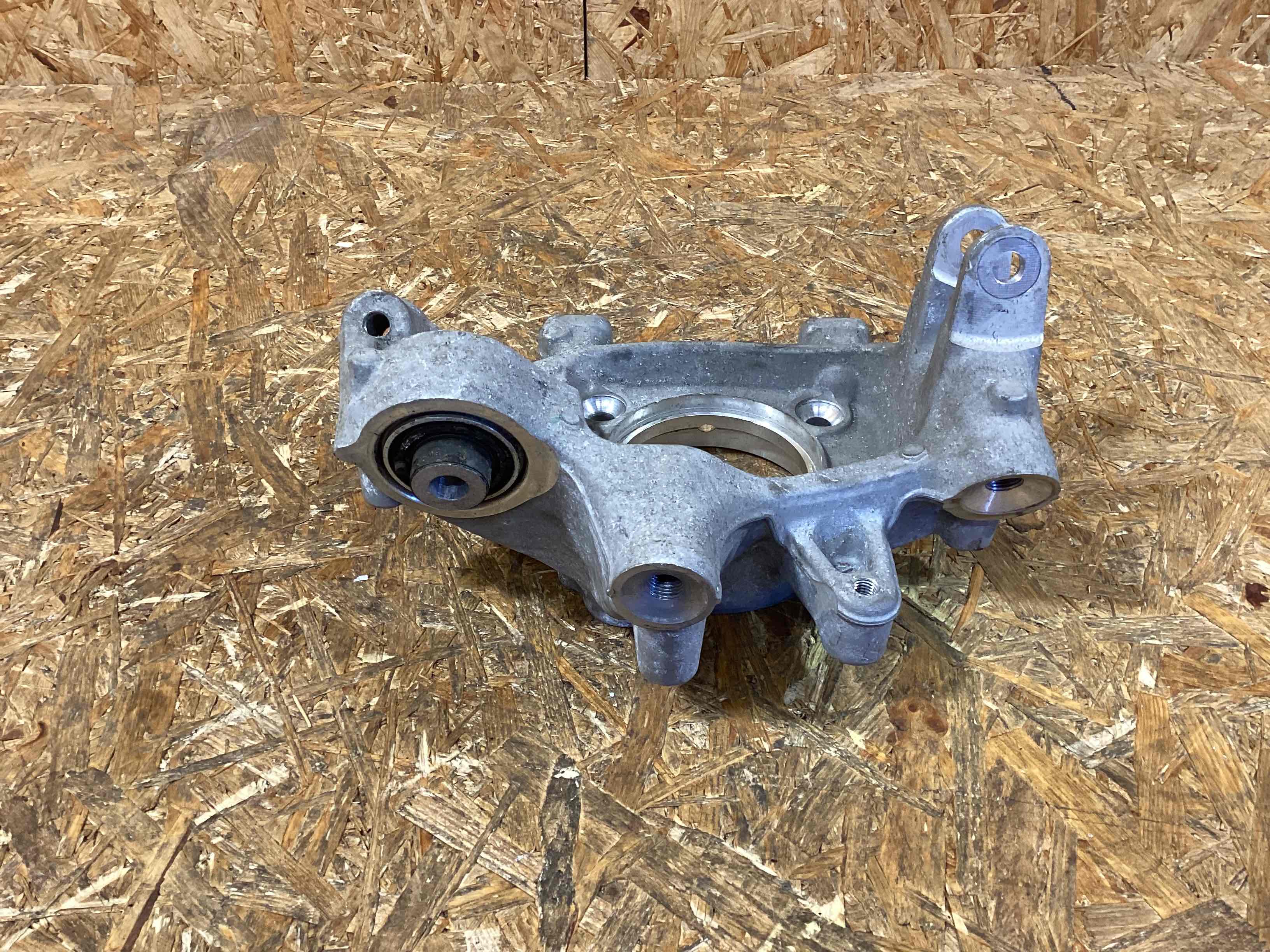 Кулак задний правый Porsche Cayenne 190326-130