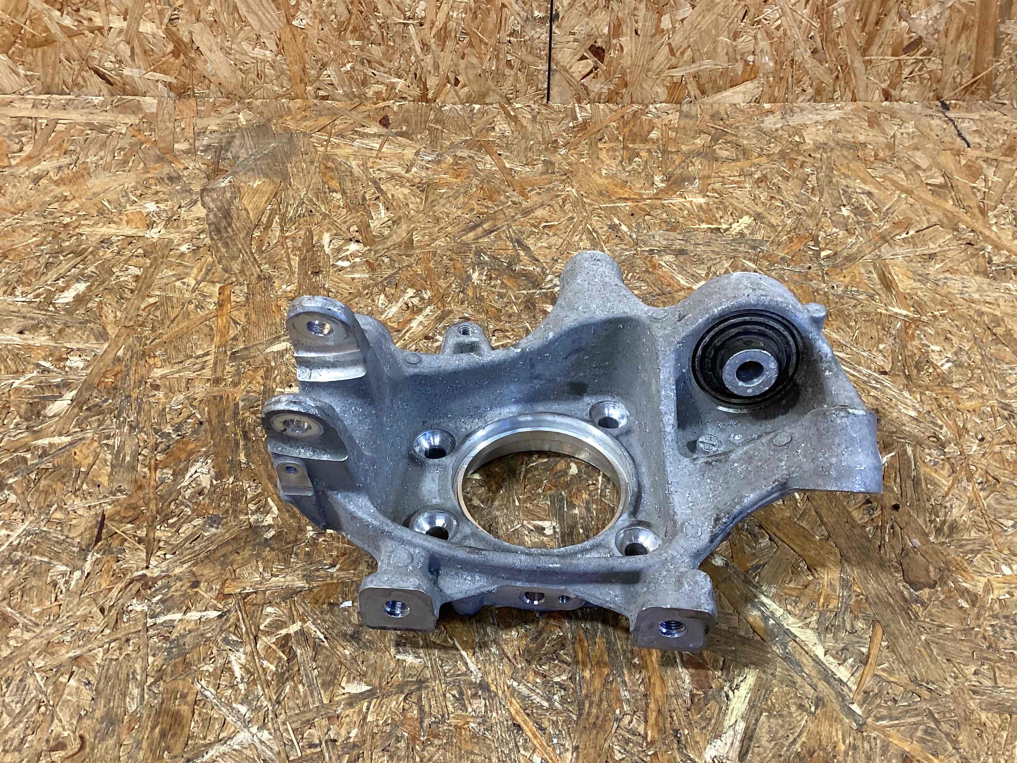 Кулак задний правый Porsche Cayenne 190326-130