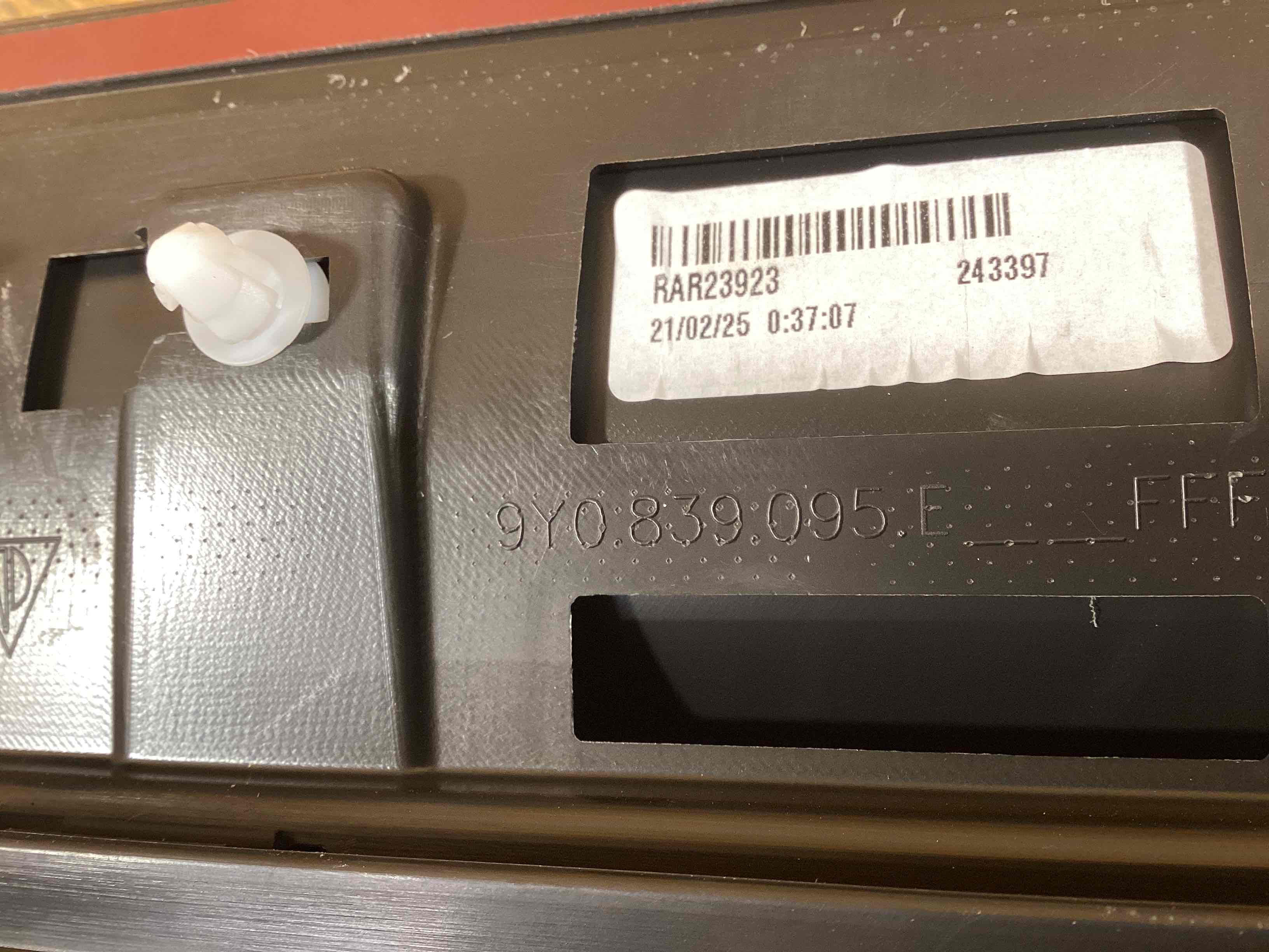 Молдинг двери задней левой Porsche Cayenne 191125-110